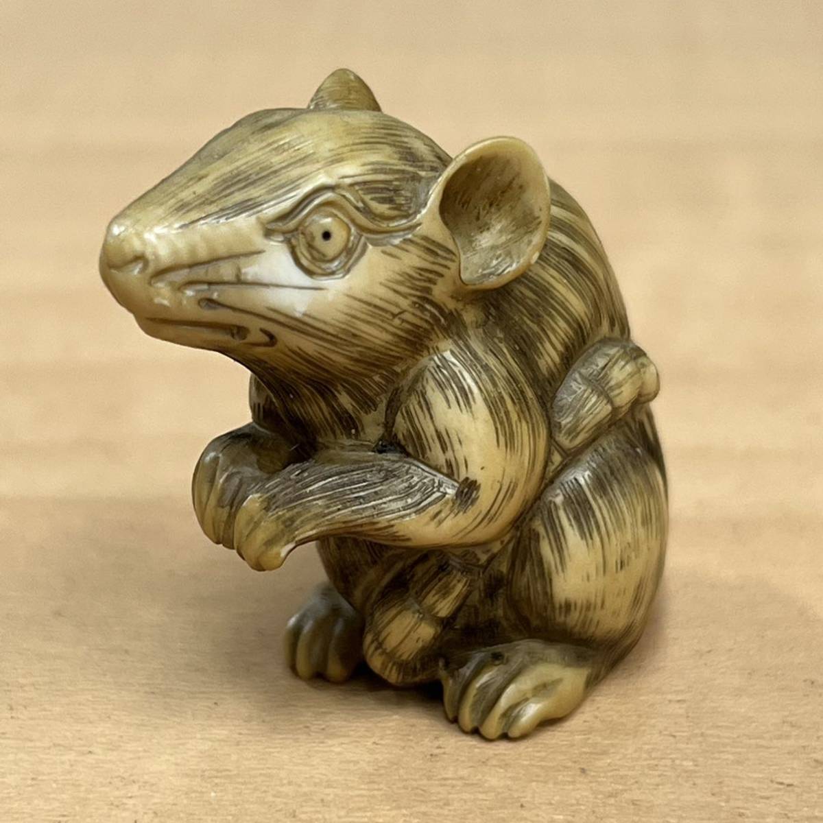 根付 ネズミ 鼠 子 干支 木材 木彫 在銘 根付ネズミ鼠子干支木材木彫在