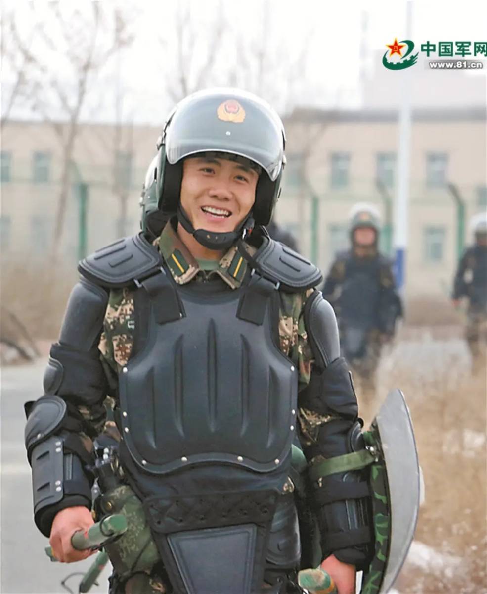 実物レア中国人民武装警察機動隊 透明バイザー付 暴動鎮圧ヘルメット