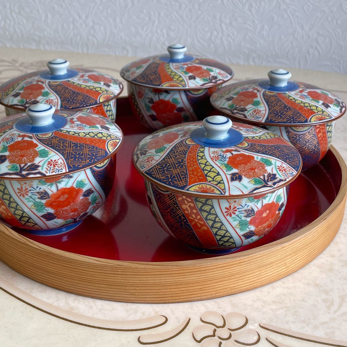 有田焼 仁祥窯 古伊万里 蓋付湯呑み茶碗5客セット 赤絵 錦花牡丹 金彩