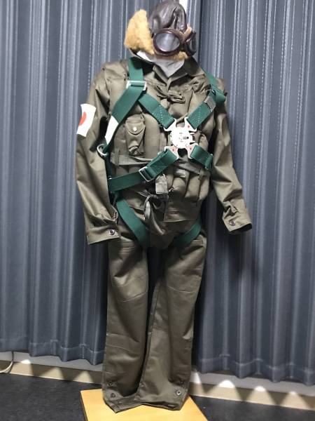 旧日本海軍神風特別攻撃隊特攻隊員飛行服姿原本より複製額装写真