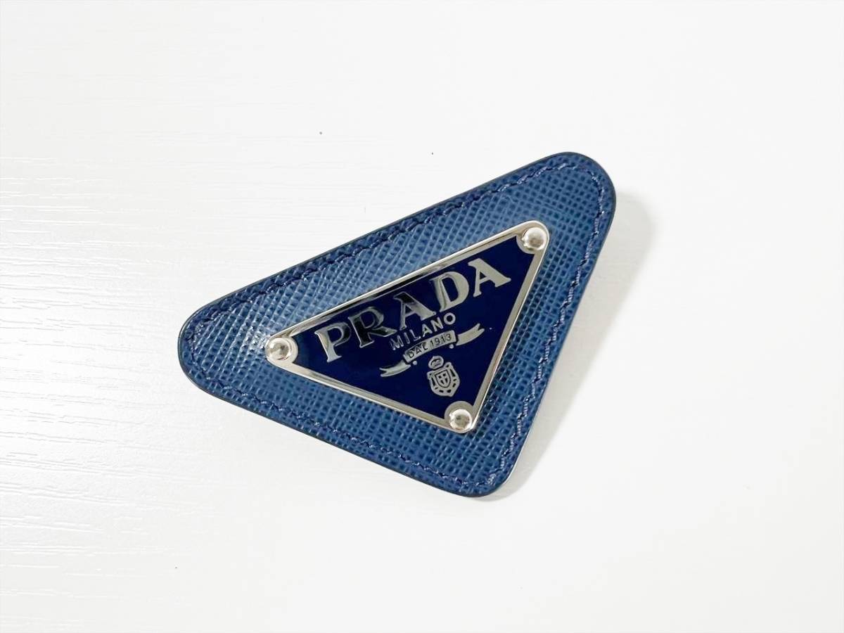 正規品 美品 PRADA プラダ トライアングルロゴ ブローチ ピン ブルー
