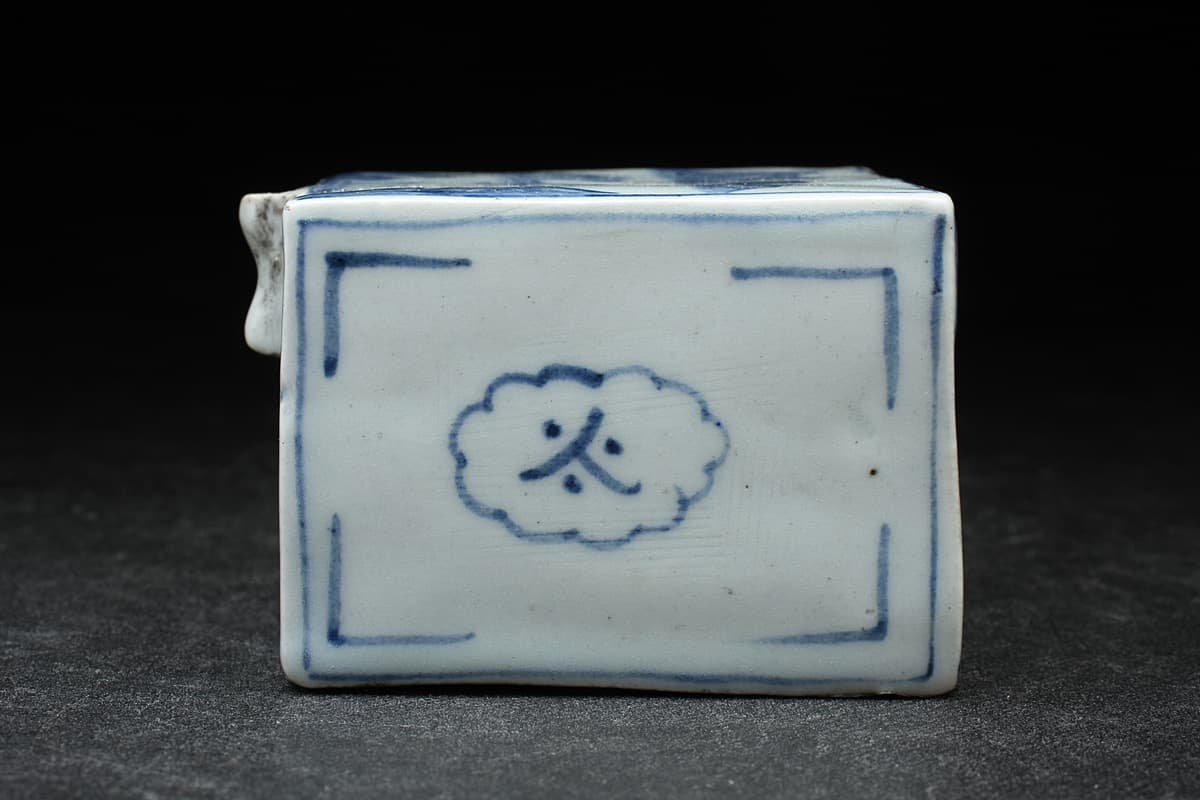 EE542 朝鮮古美術 李朝 白磁染付 山水文 角形水滴 幅6.6cm