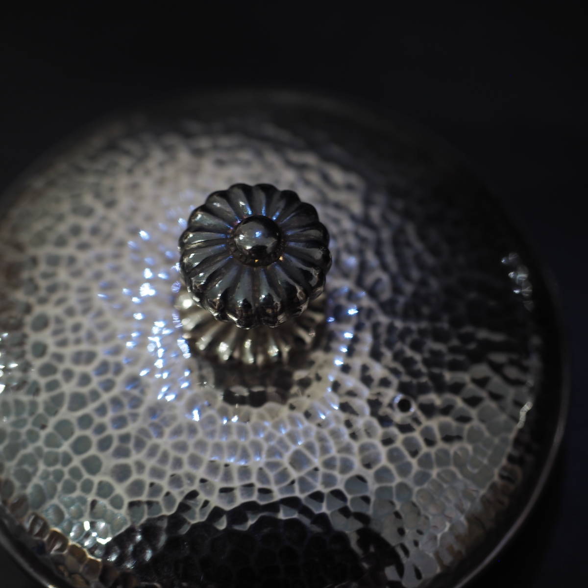 純銀製 牡丹彫り 槌目 菊摘 湯沸 銀瓶 煎茶道具