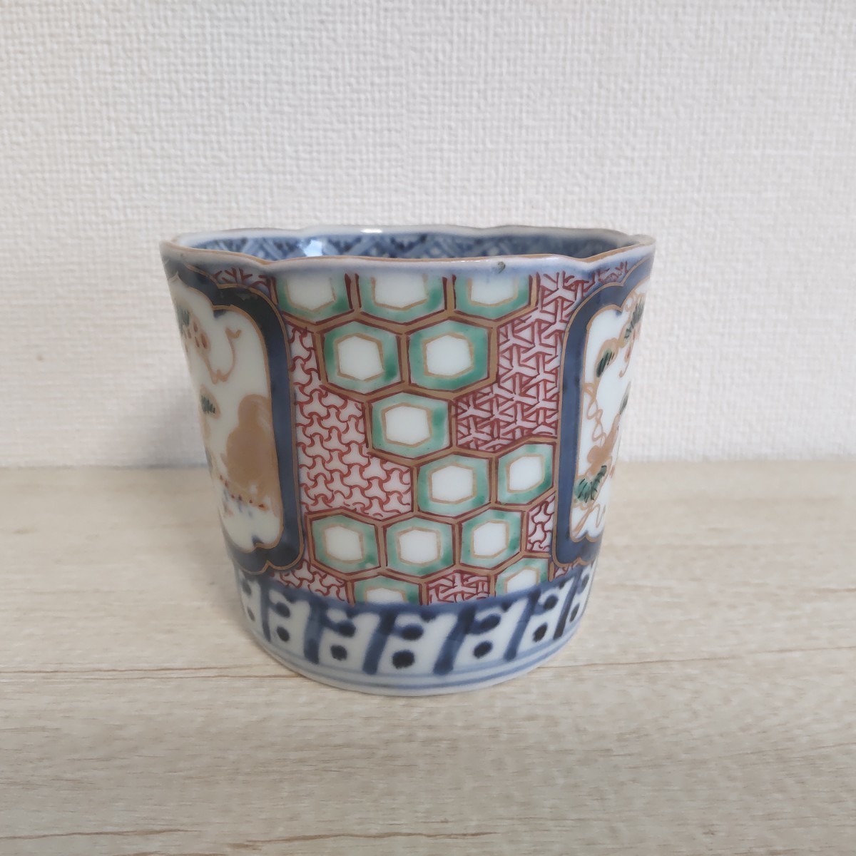 古伊万里色絵窓抜葡萄に栗鼠亀甲文そば猪口