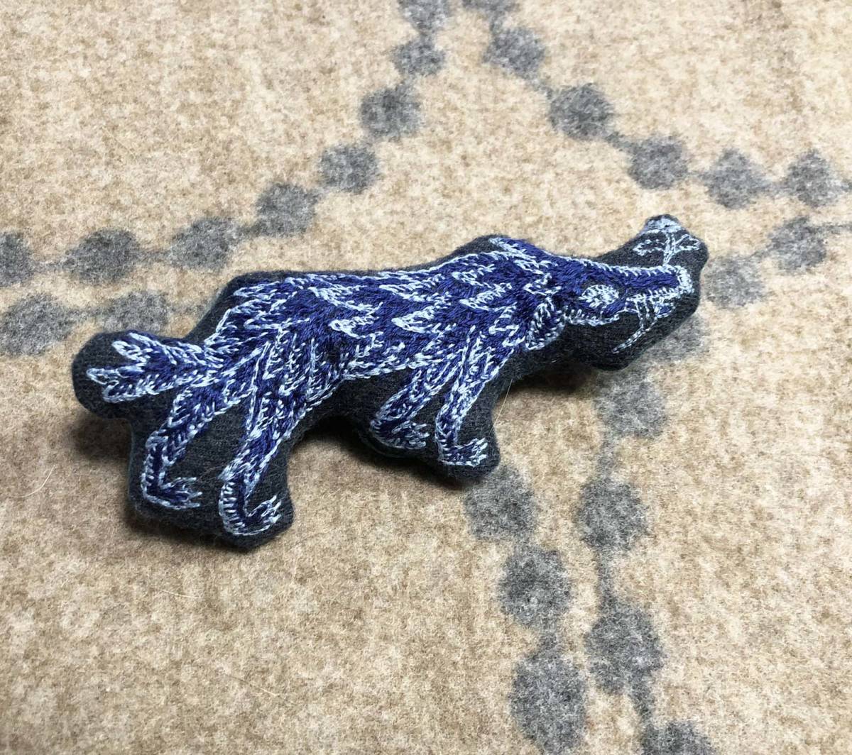 ミナペルホネンwolf&flower ブローチ