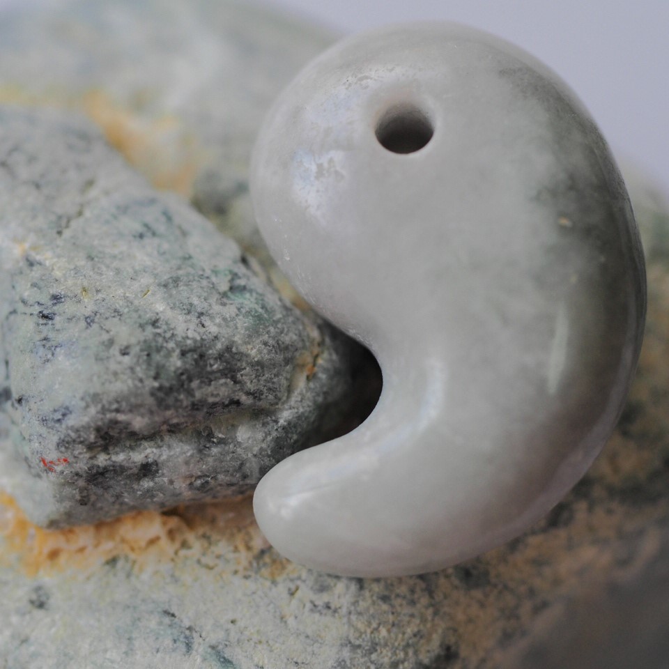 糸魚川翡翠 勾玉 和装 根付 天然無処理ヒスイ 鑑賞 お守り 【公式通販】