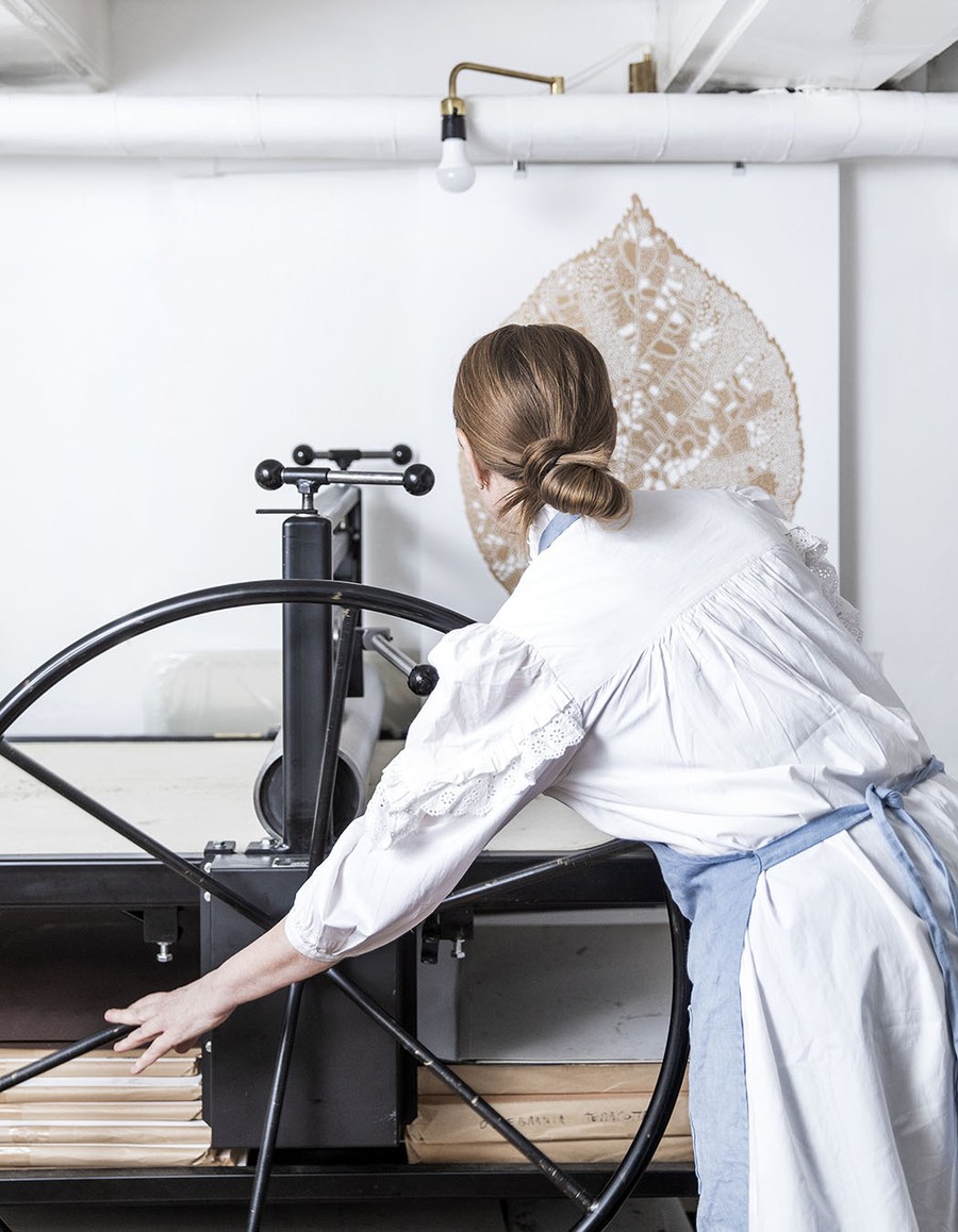 Monika Petersen Lino Print ポスター Poppy 1 Gold フレームセット