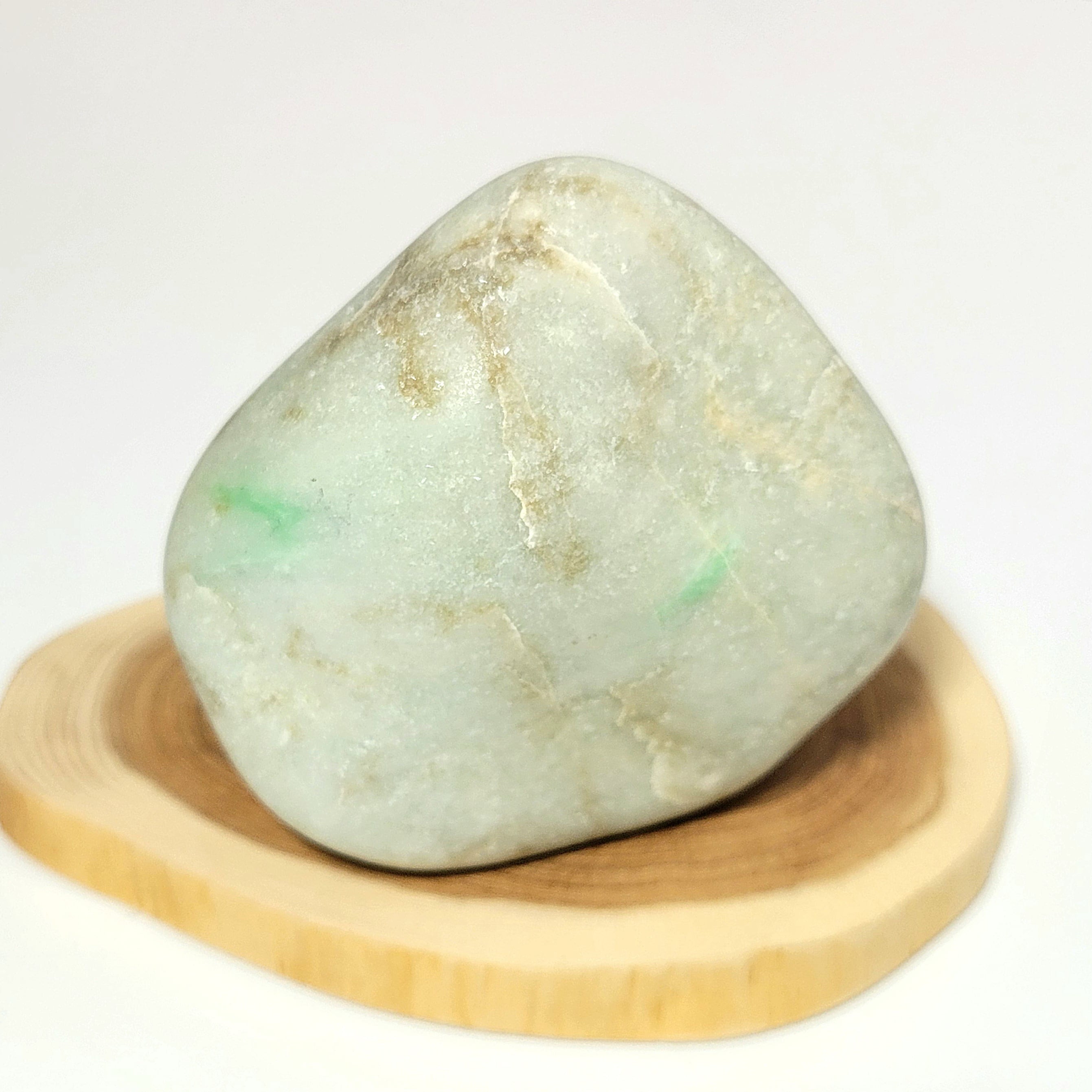 宝石質 薄緑色の海石］ 糸魚川翡翠海石8g ヒスイ ひすい 緑ヒスイ ［