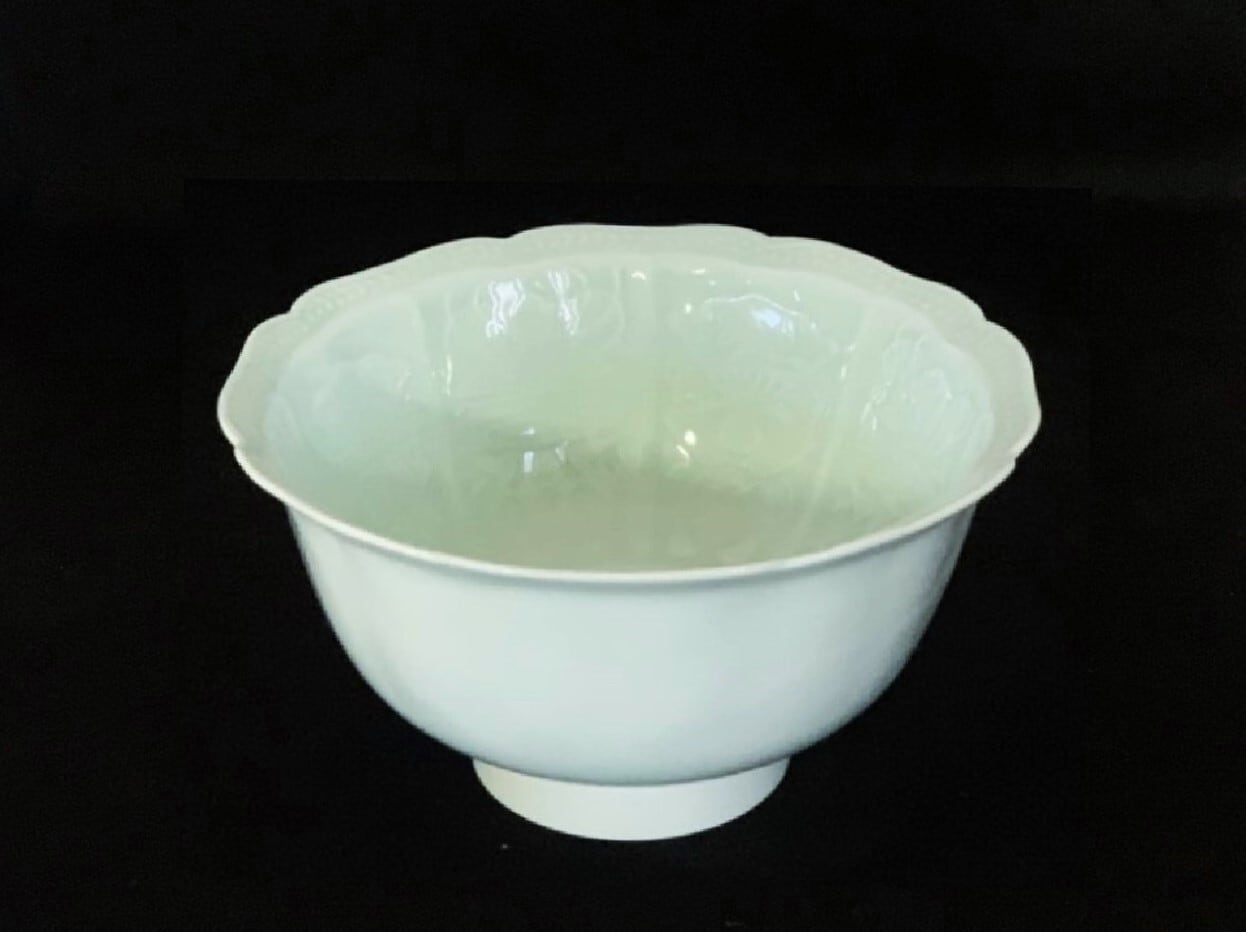 井上萬二作】白磁緑釉牡丹彫文菓子鉢 A | 井上萬二窯 INOUE MANJI KILN