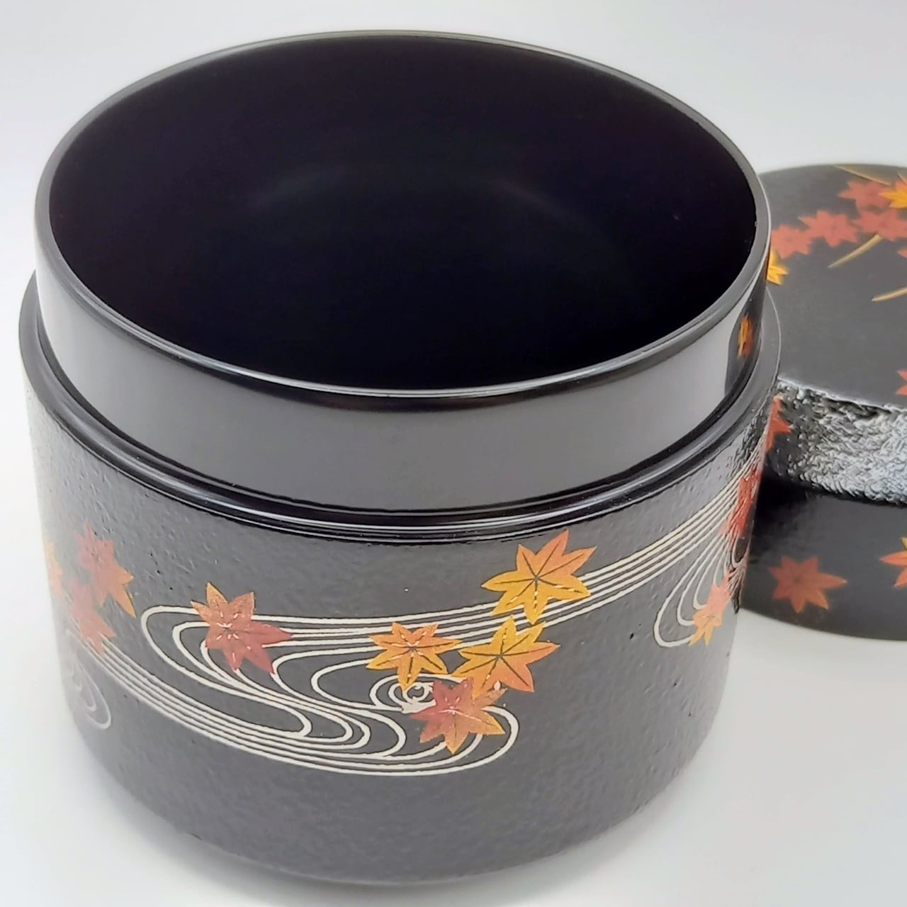 新古】雪吹 黒叩塗 竜田川蒔絵 岡本陽斎 共箱入 棗 薄茶器 | 錦玉堂