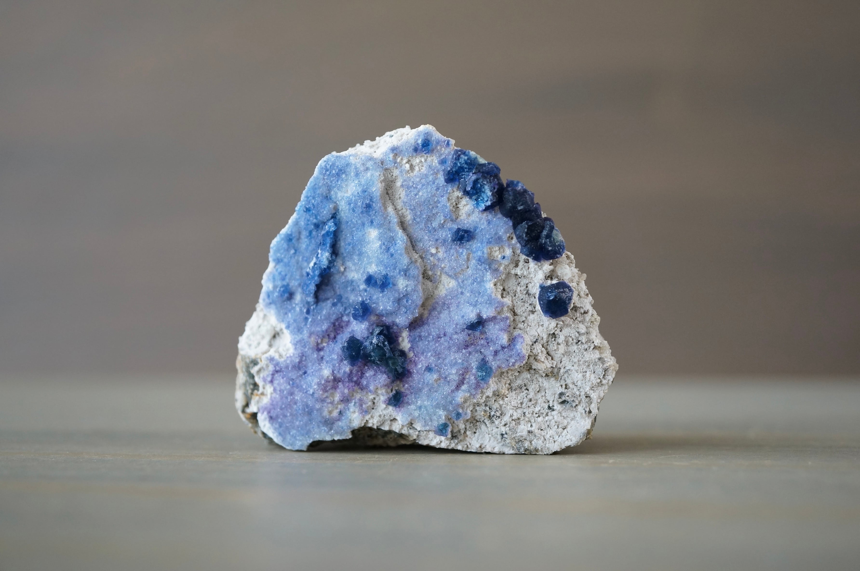 内モンゴル産ブルーベリーフローライト/カルセドニー Fluorite