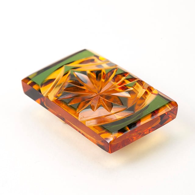 江戸切子 アンバークリスタルガラス帯留 (琥珀色緑)菊模様 | 江戸切子