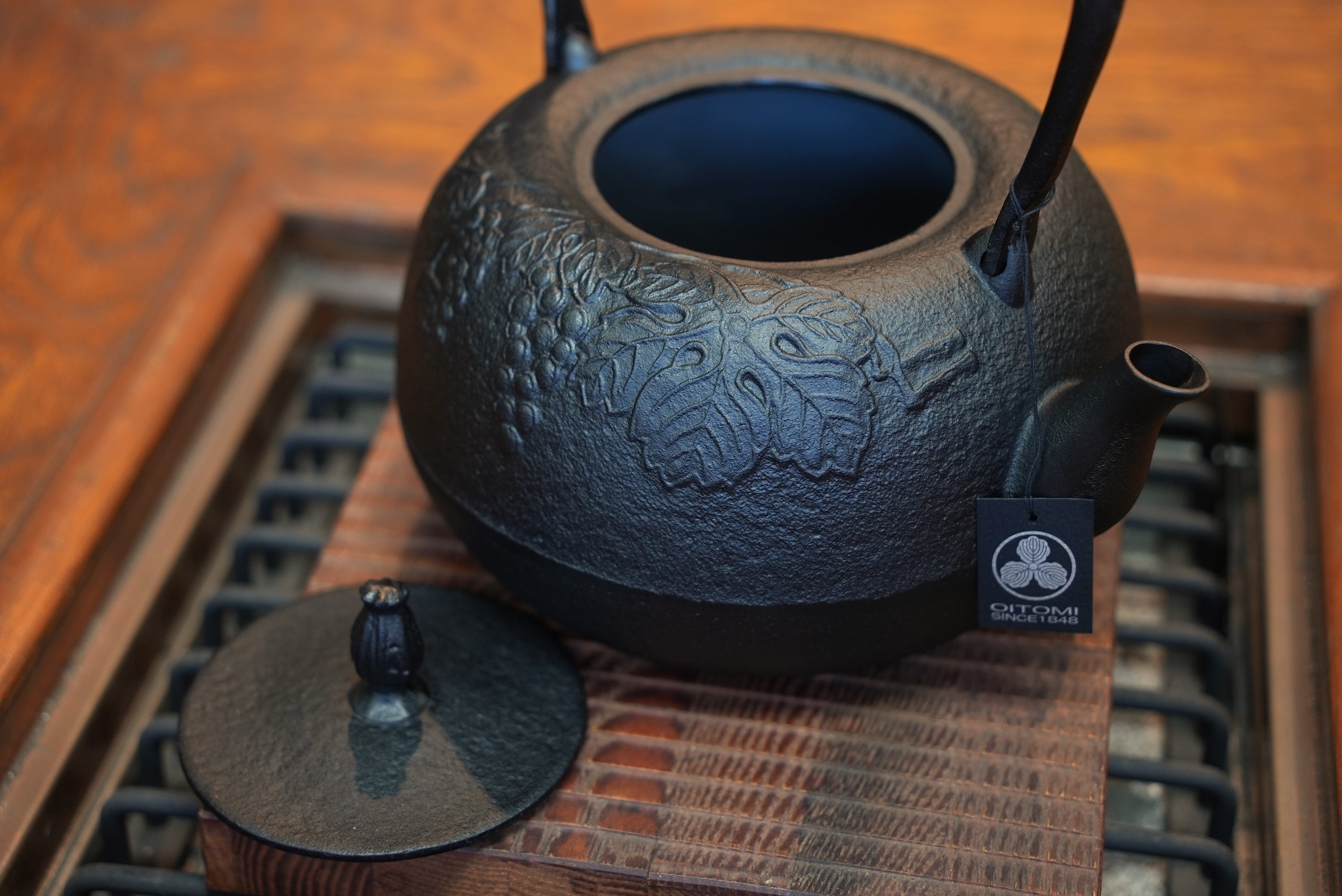 受注生産品)南部鉄器 鉄瓶 姥口ぶどう 1.8L | 1848年創業 南部鉄器工房