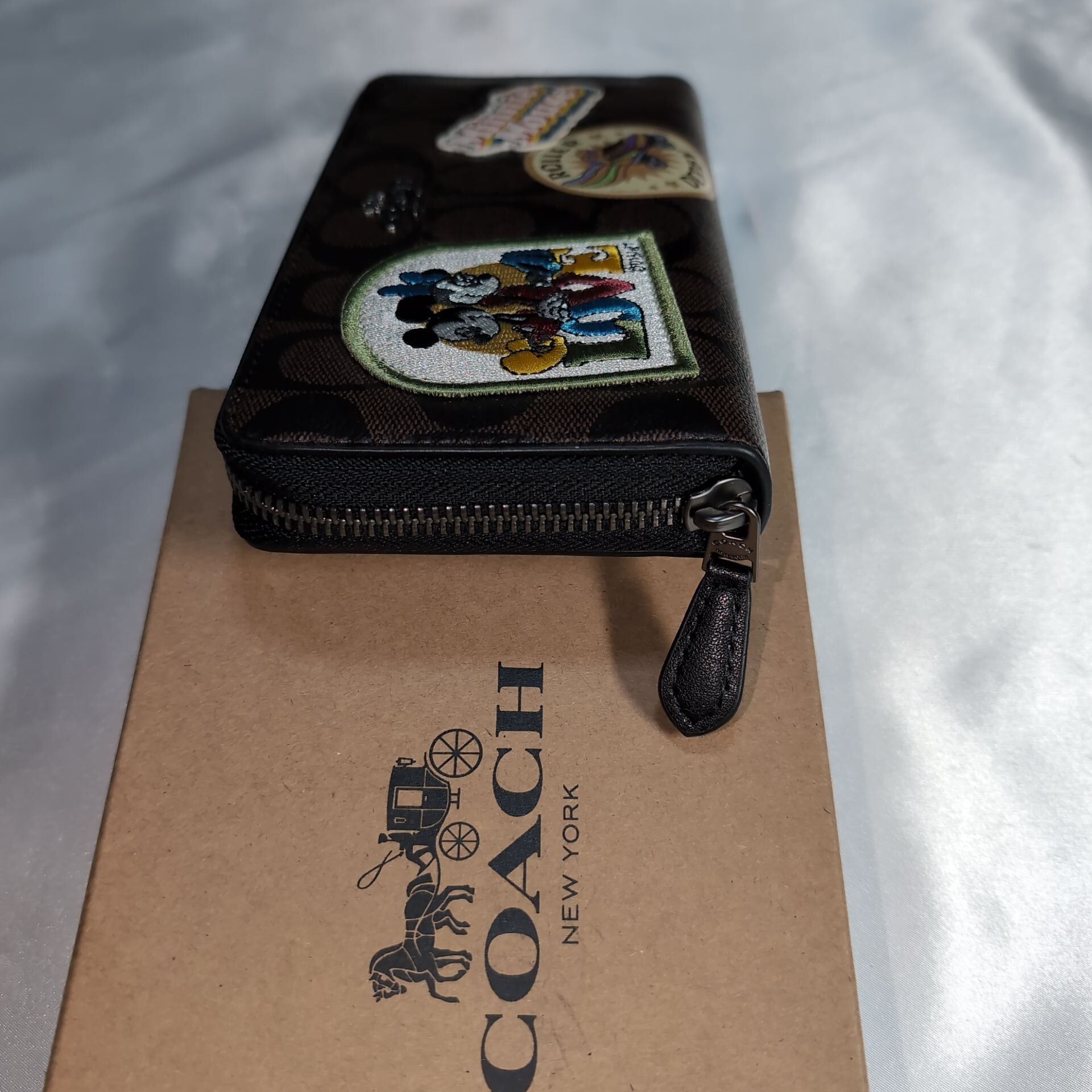 COACHコーチ×ディズニーコラボ ミニーマウスパッチワーク ラウンド