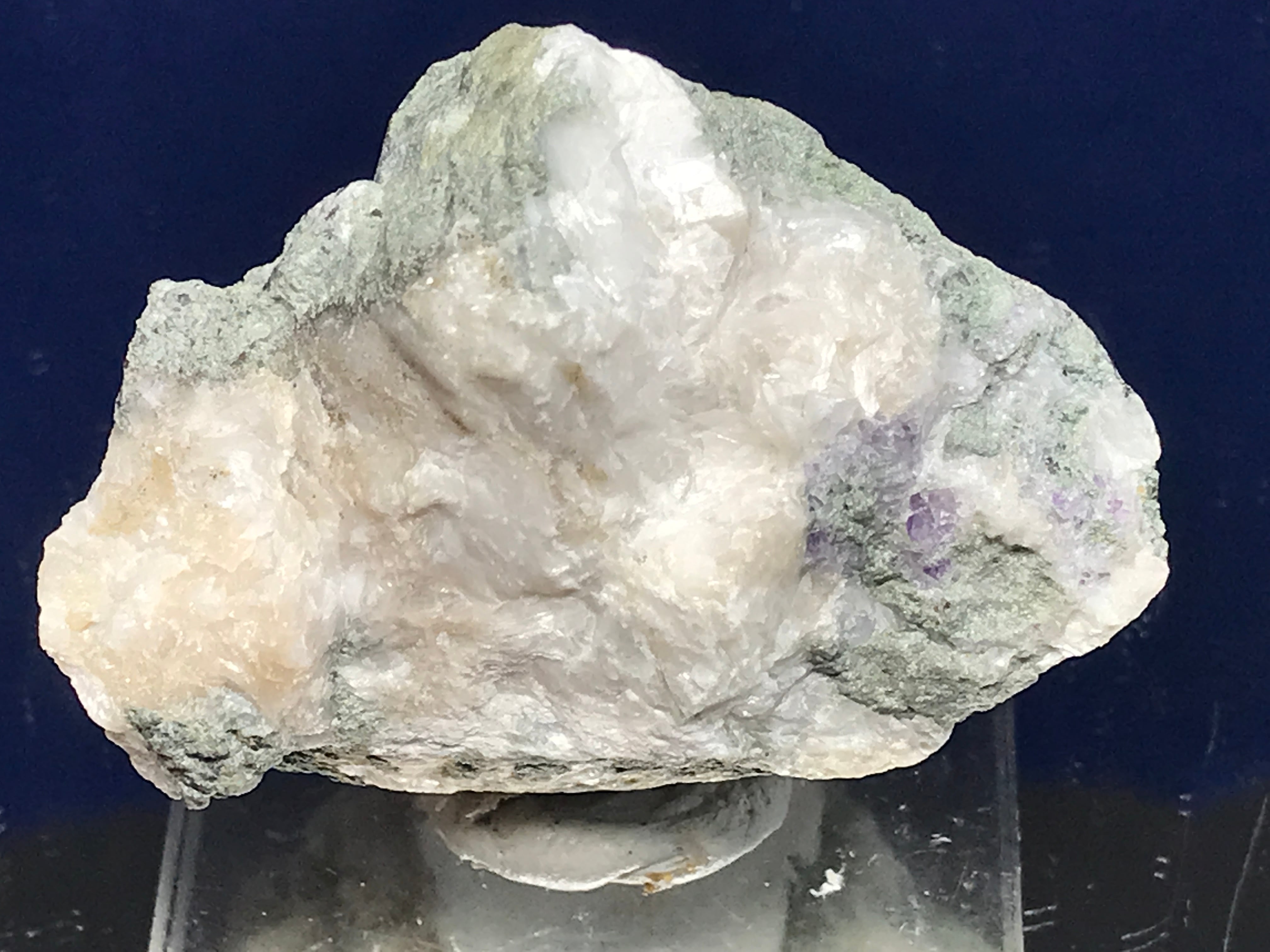 金色の方解石の上に蛍石 金色の方解石の上に蛍石