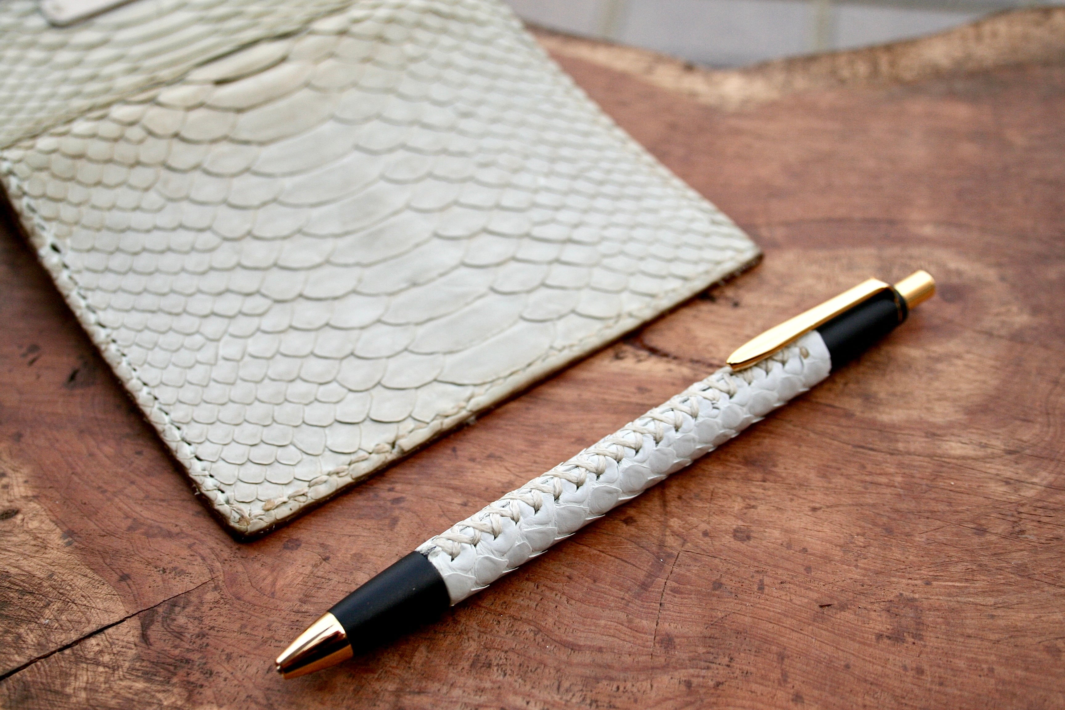ラスト販売 ☆巳年限定☆ 革軸ペン【パイソンレザー（白蛇革