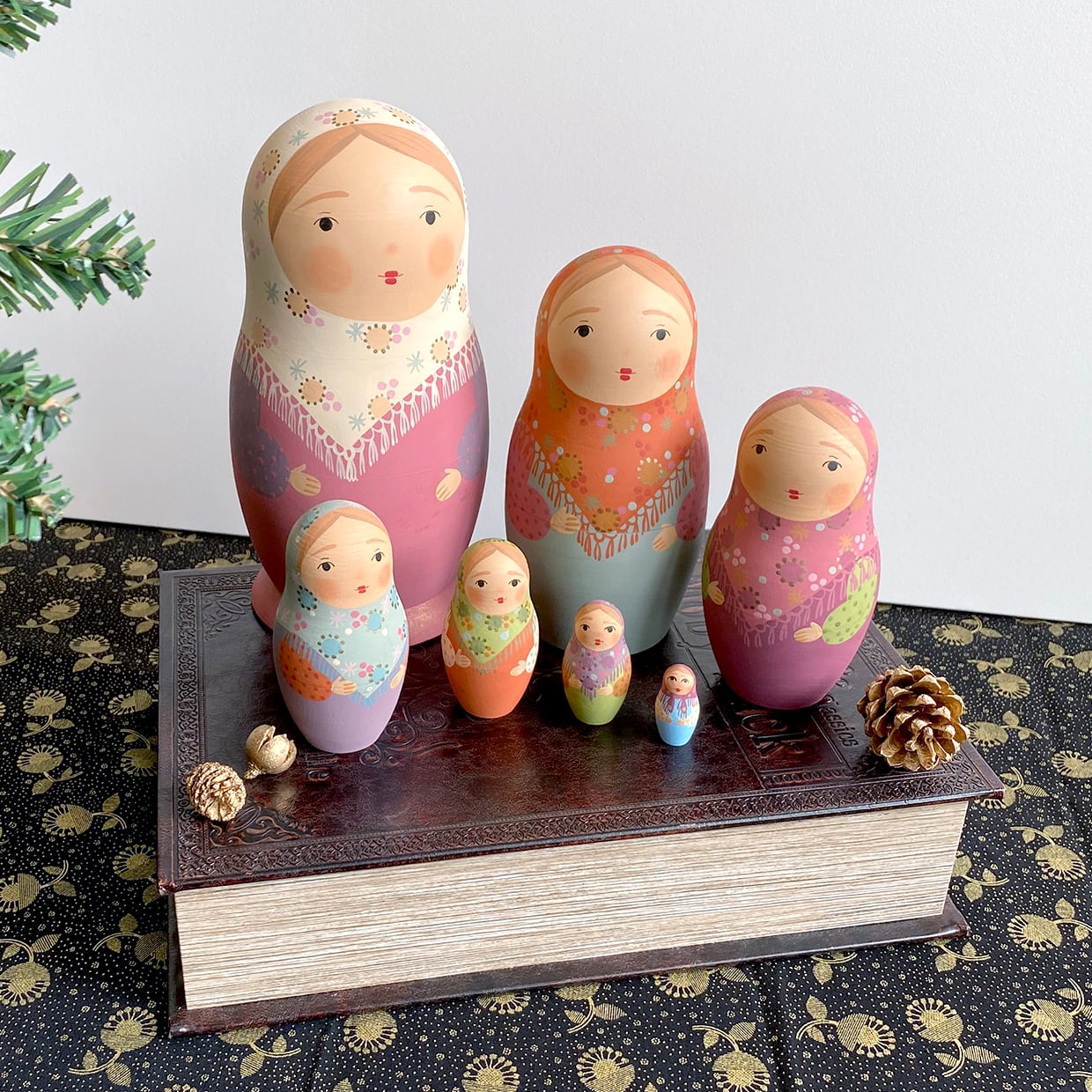 オルガ・ロバノワ作 マトリョーシカ 7個型 | GINZA HAKKO 木の香