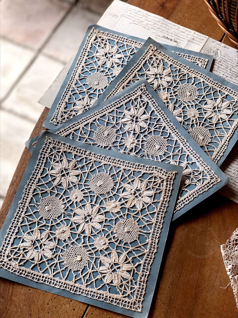 アンティークフランス 青と黄の小花刺繍 忘れな草 オープンカ