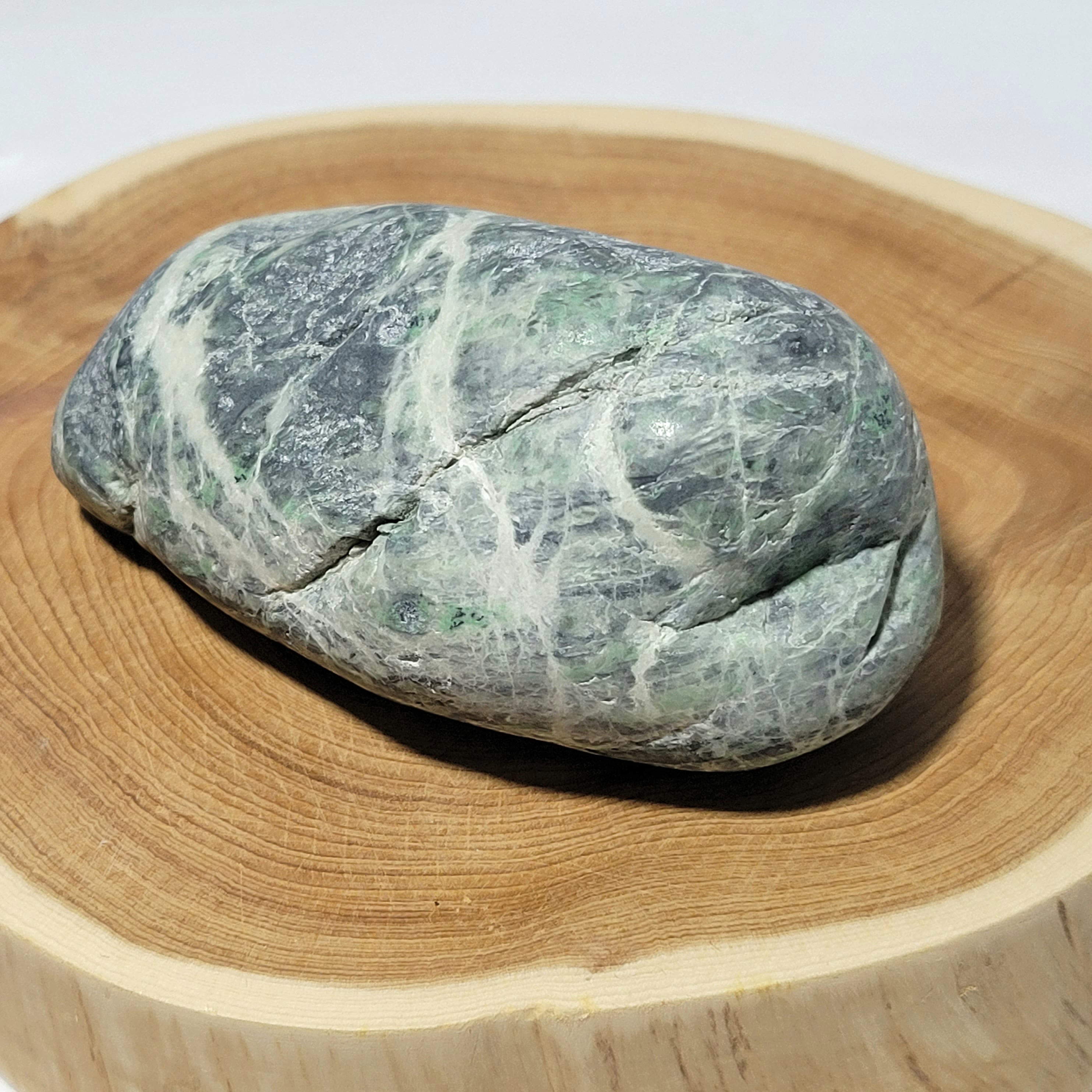 糸魚川 灰 ☆2.6kg☆ 翡翠 ヒスイ 原石 翡翠原石 鑑賞石 自然石 誕 石