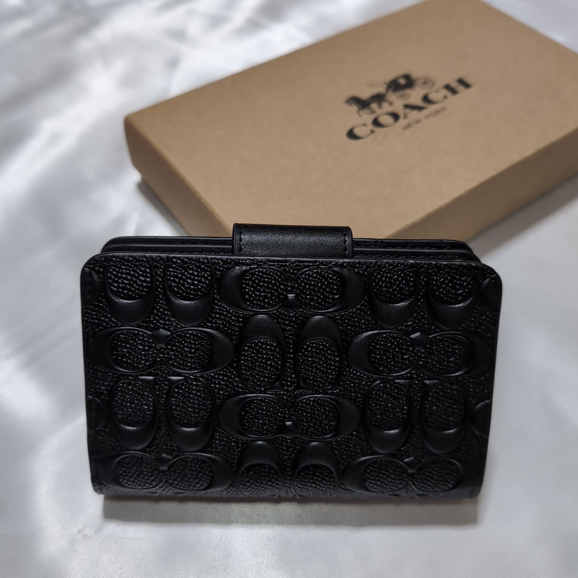 COACHコーチ 二つ折り財布 シグネチャーエンボス ブラック | francore