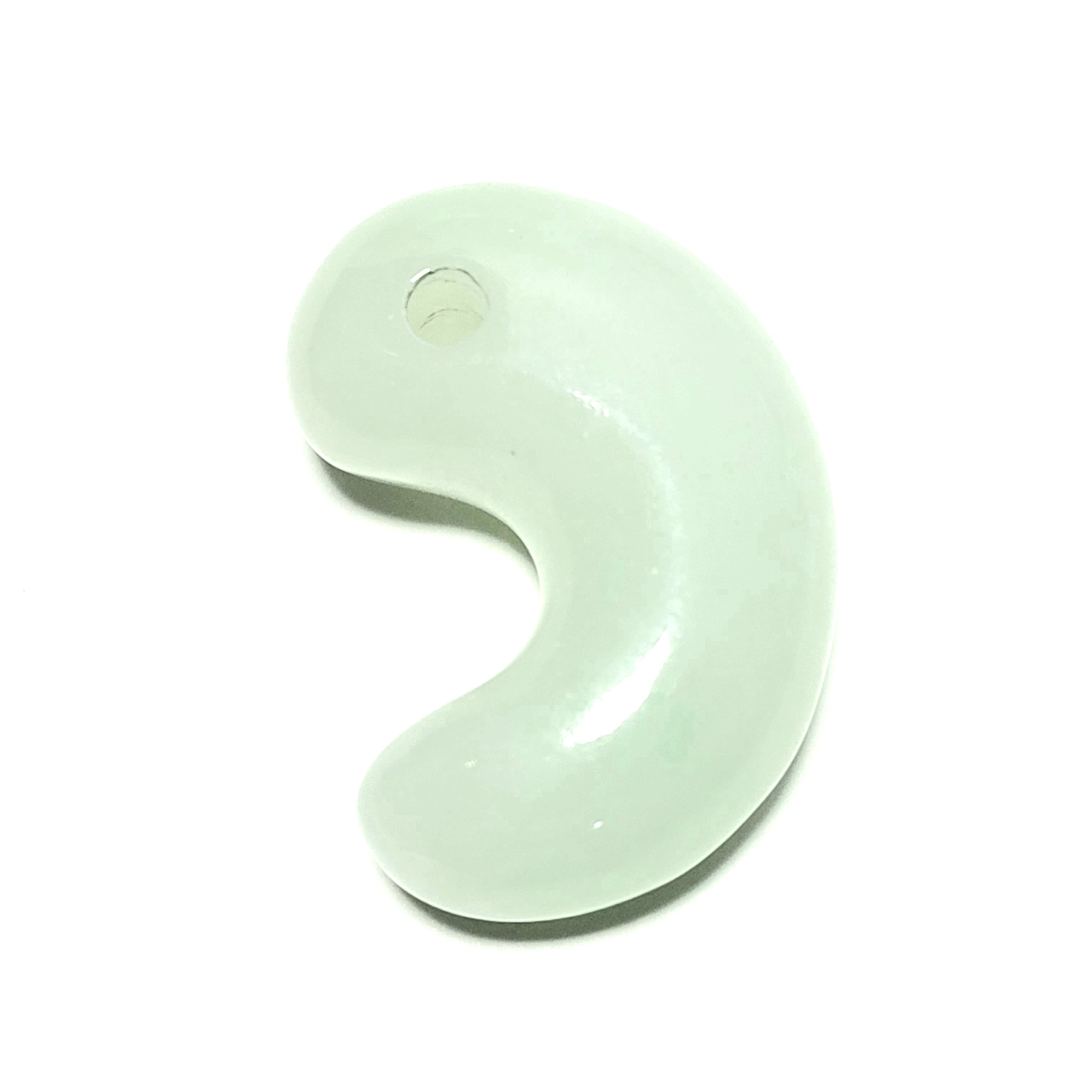 緑色 アイスジェイド:勾玉:糸魚川翡翠 MT0233 | 糸魚川翡翠工芸家 赤羽