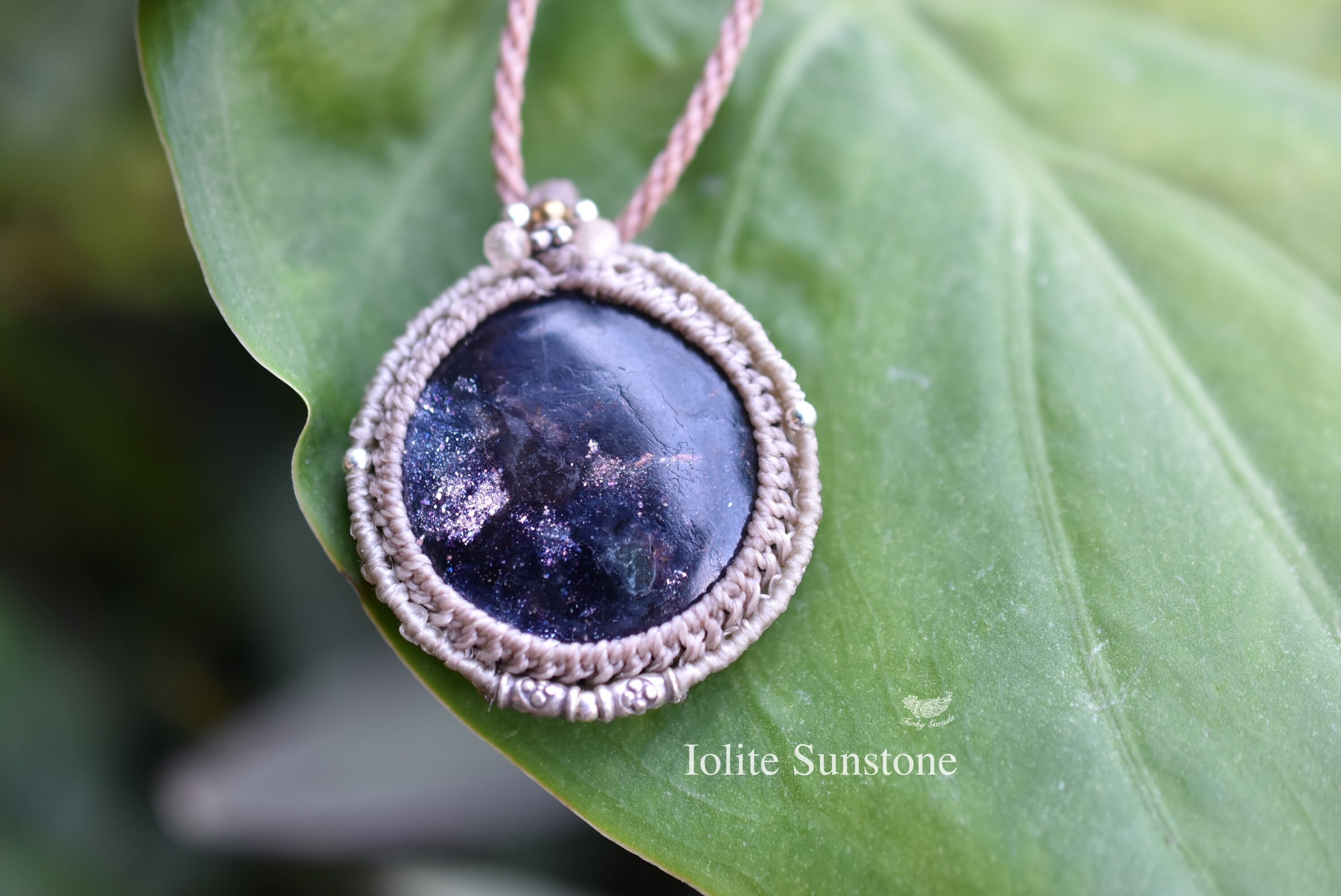 静寂』アイオライトとブラックアクアマリンのマクラメペンダント