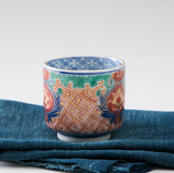 伊万里 のぞき猪口 色絵金彩 覗 盃 おちょこ 酒器 窓絵 牡丹 経菱 四方