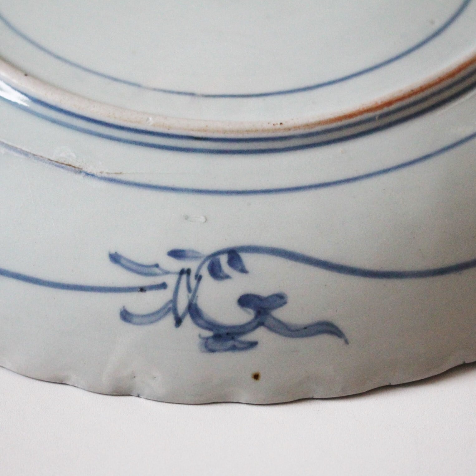 硝子継ぎのある古伊万里染付唐獅子牡丹文大皿 d31.9cm Imari Blue and