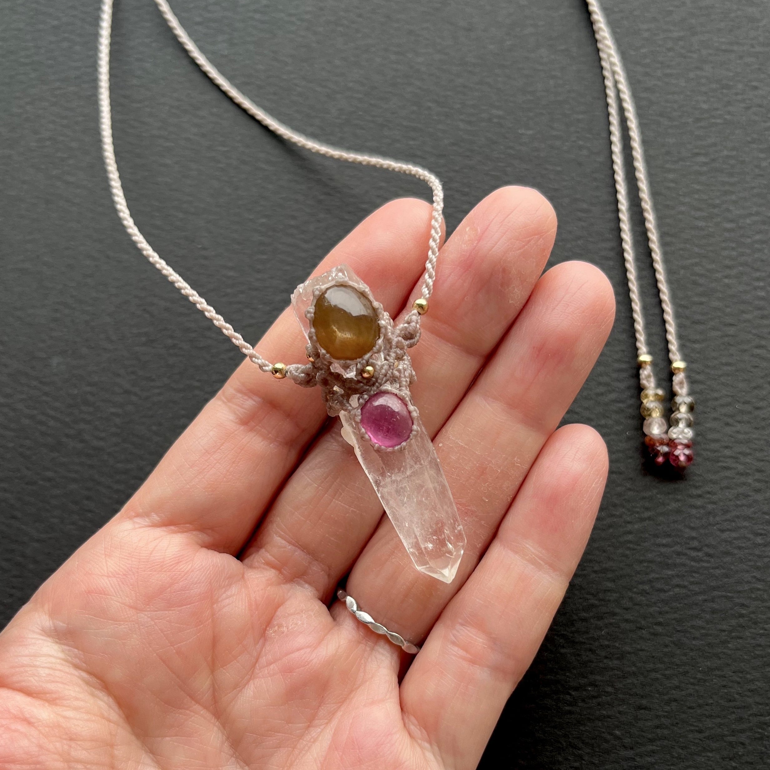 ヒマラヤ産クリスタル+スターサンストーン+ルビーのマクラメ編み