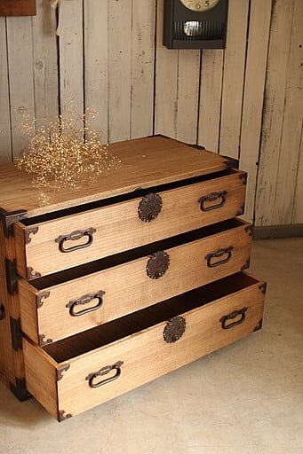 綺麗な打ち出し金具庄内箪笥3段タンス収納古家具古民家時代家具