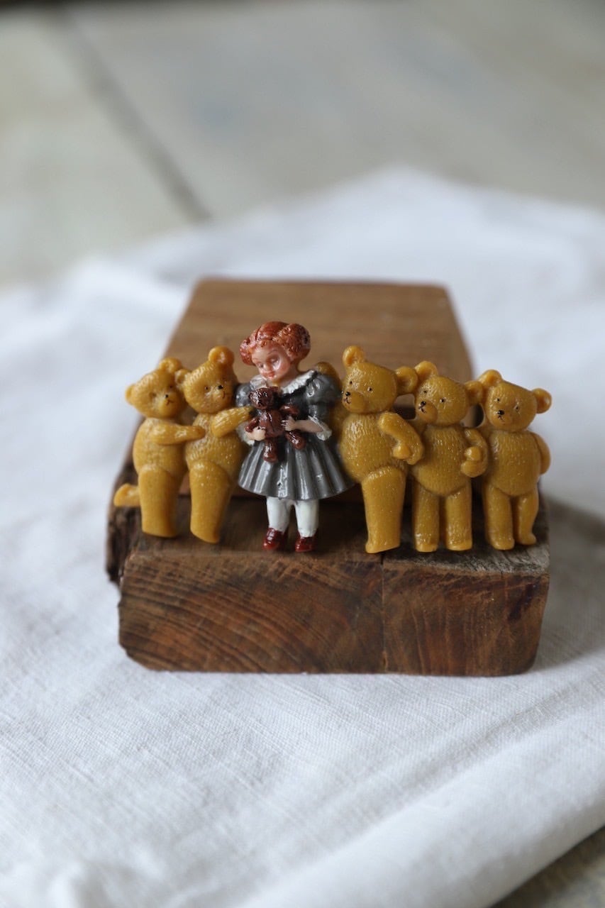 weekendsウィークエンズ 旗を持つクマブローチ weekendsウィークエンズ