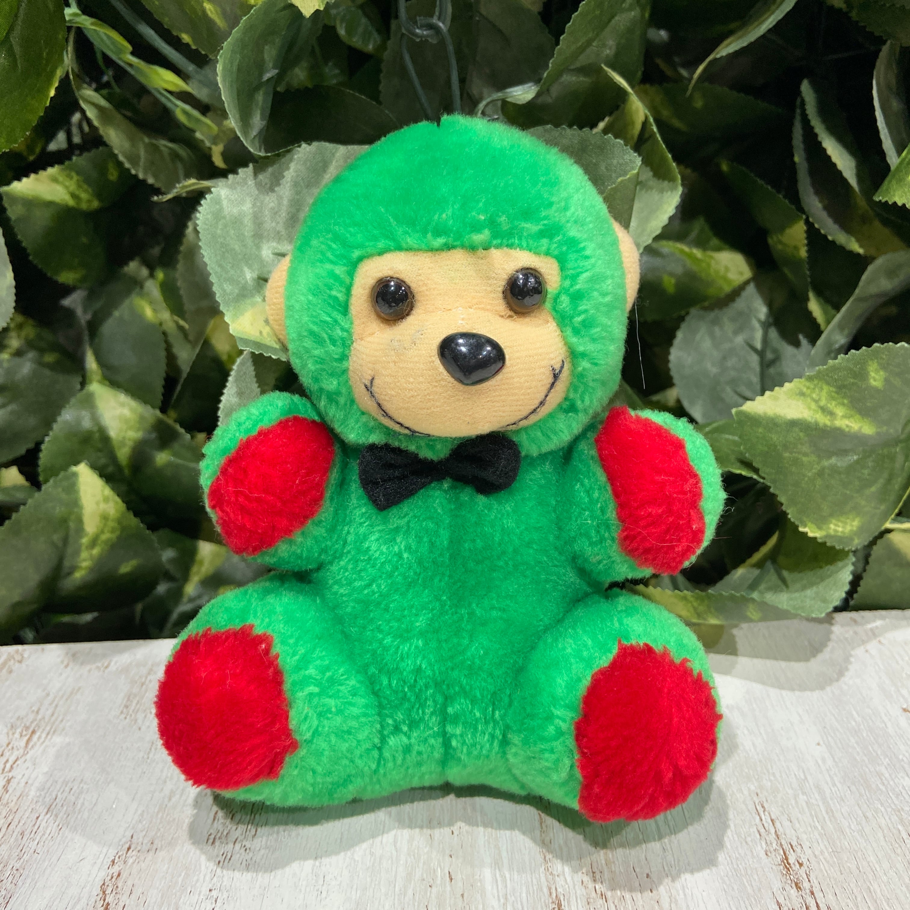 グリーンカラーの子ザルちゃん☆蝶ネクタイ☆スマイル顔☆サル