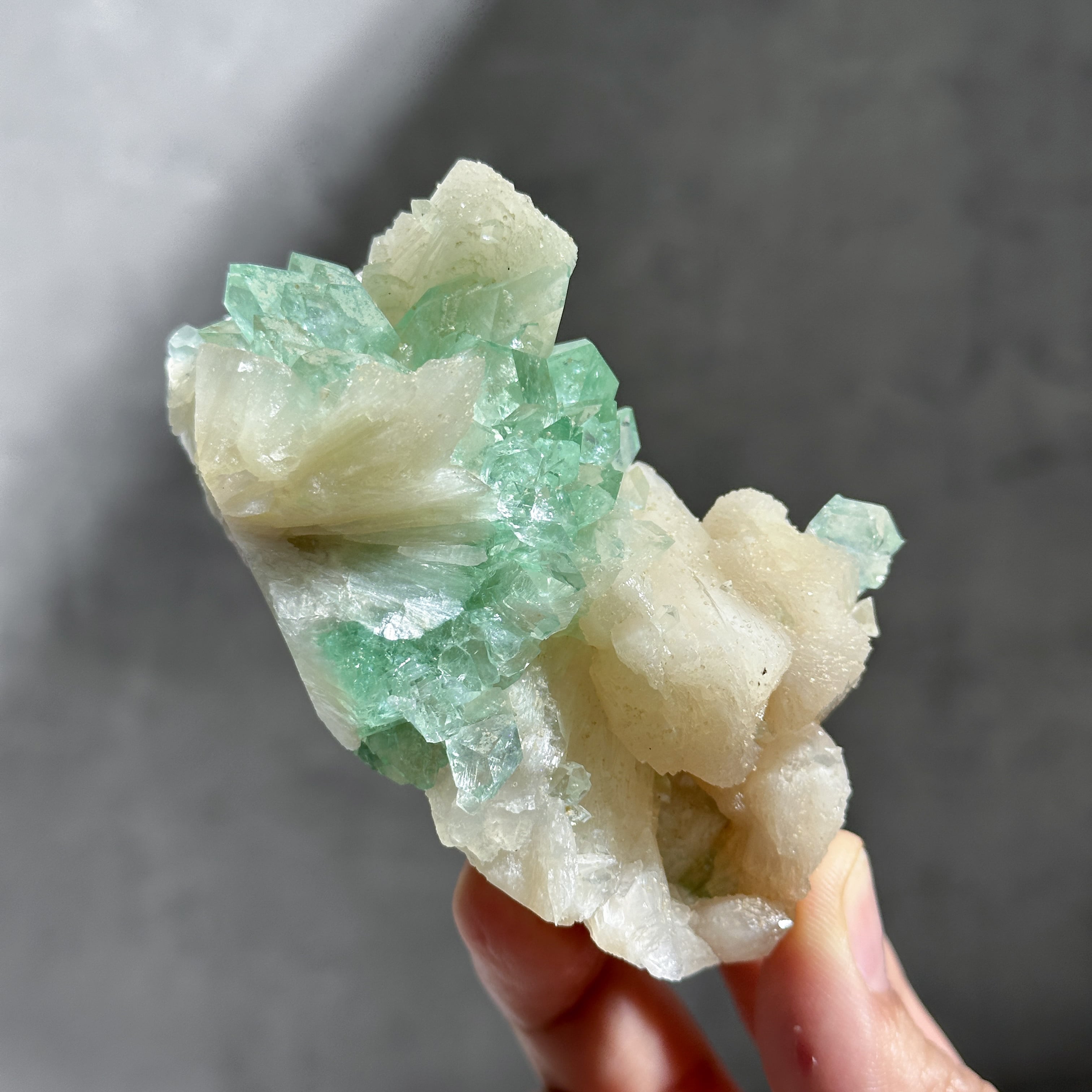 グリーンアポフィライトスティルバイトとヘマタイトの原石で共生