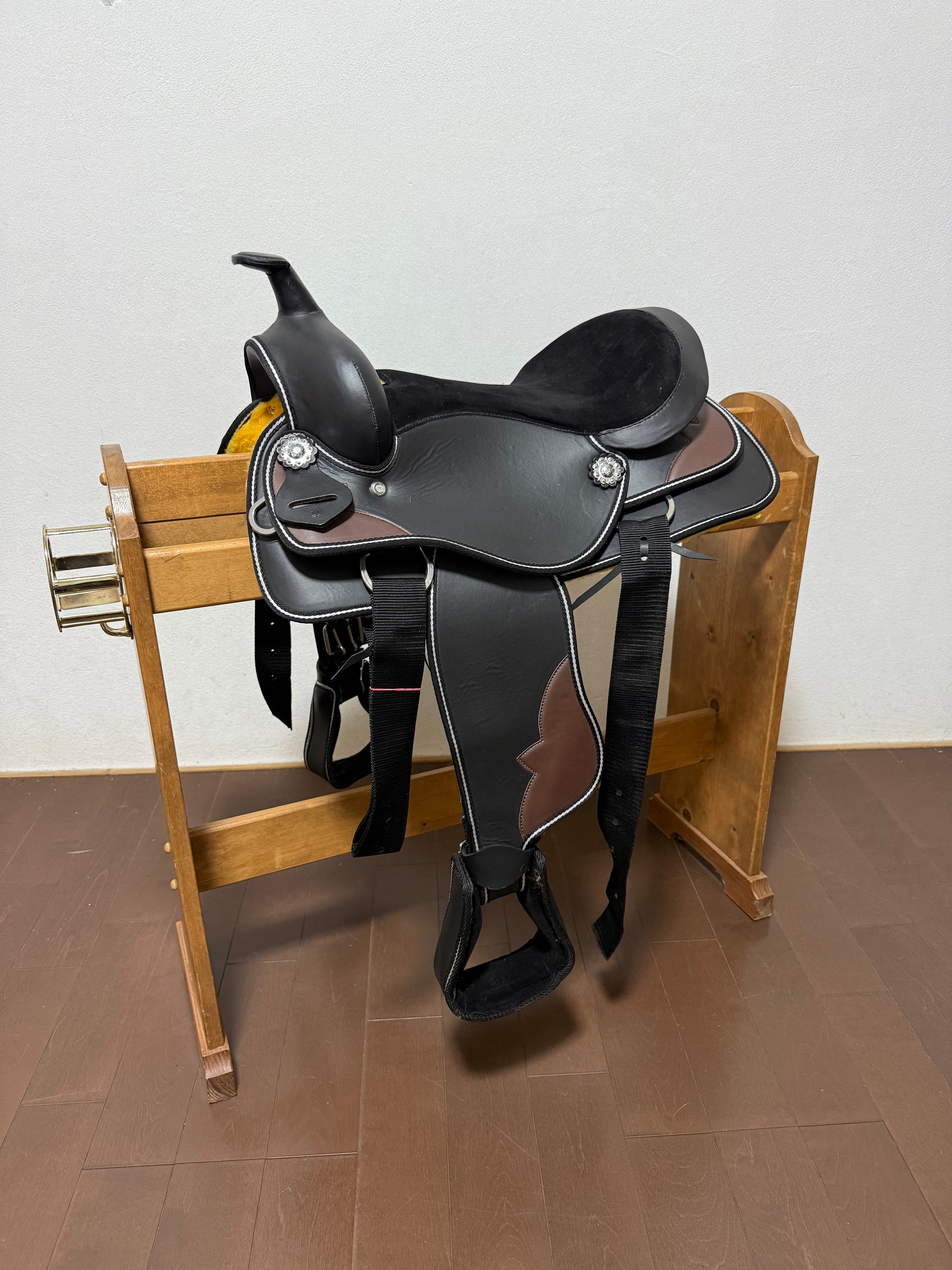 ウェスタンサドル・馬鞍・馬具・革製・等身大・カウボーイ装備付き