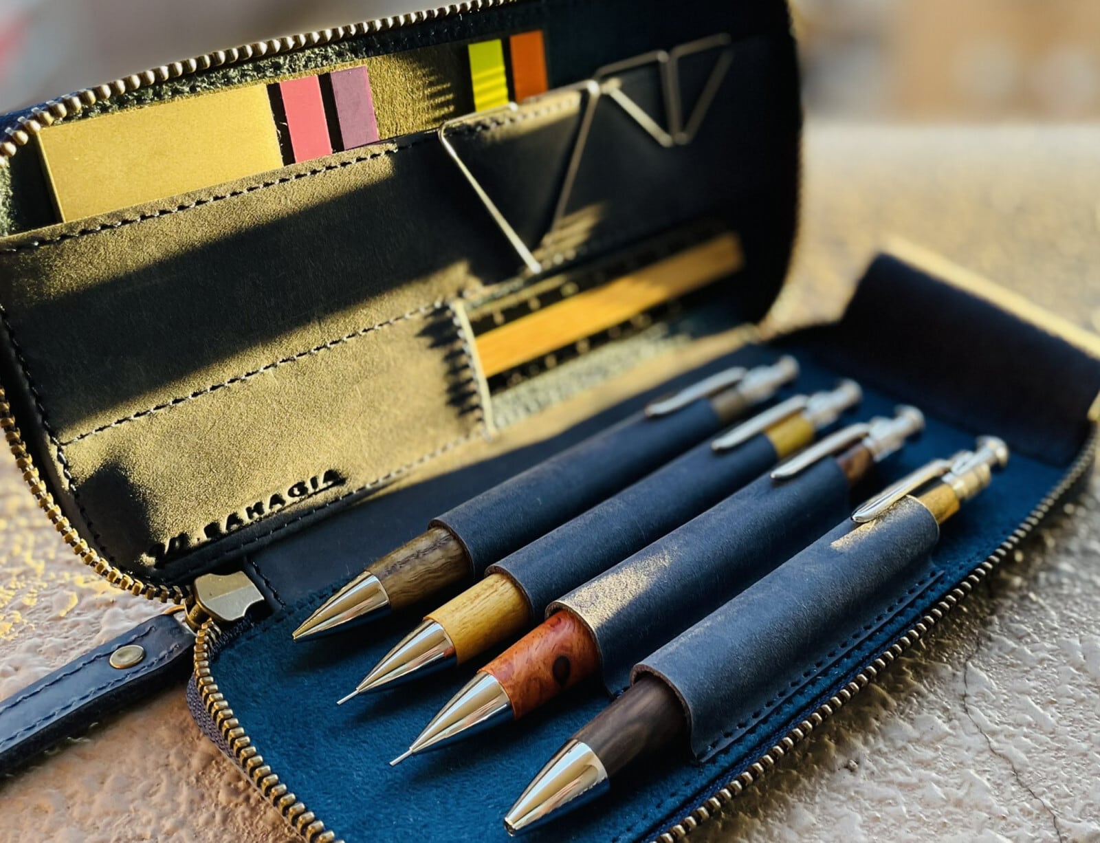 バハギア & クラフト ラウンドジップペンケース (クレイジーホース革