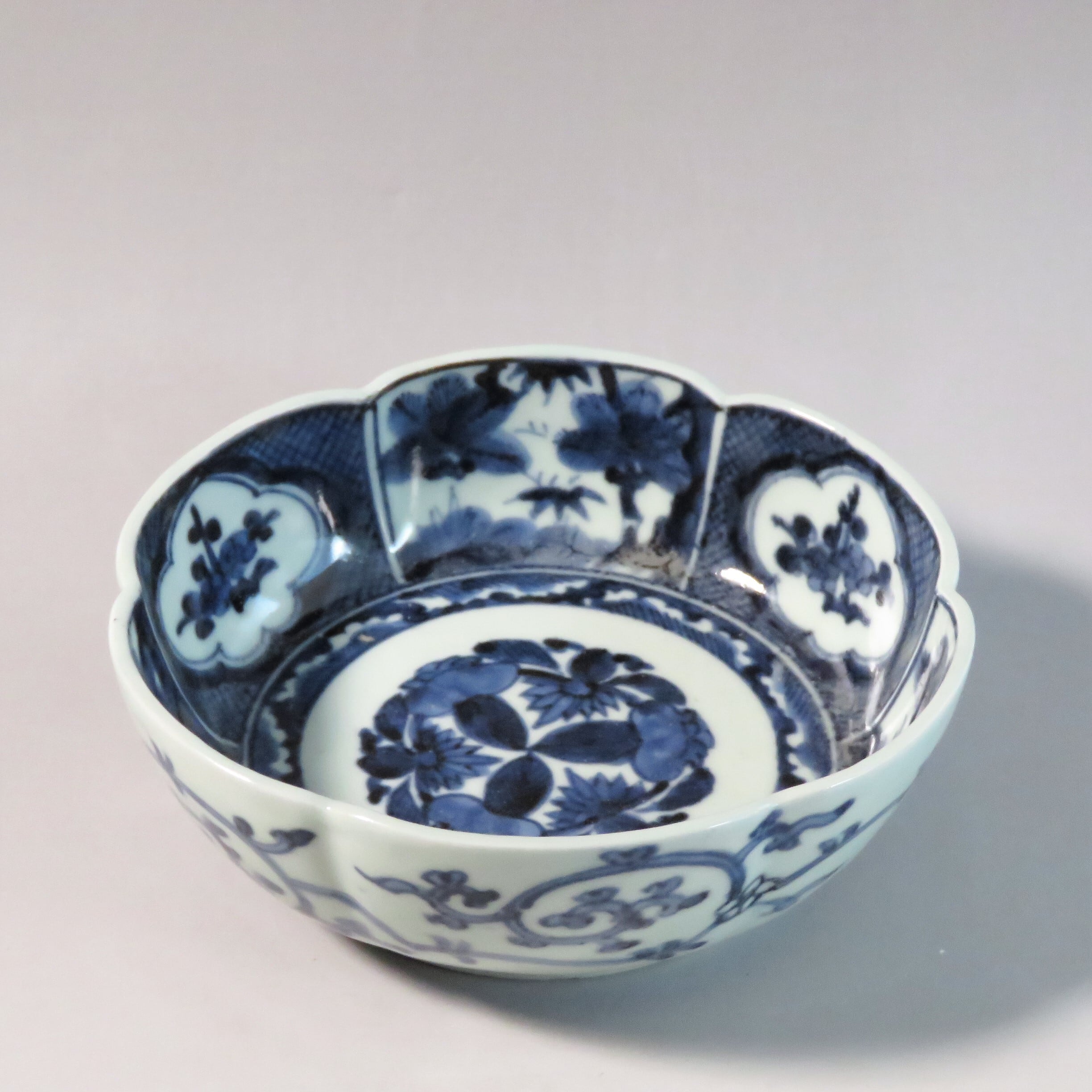 B367b 兜図染付変形皿 1枚保存用桐箱・皿立付伊万里焼江戸時代