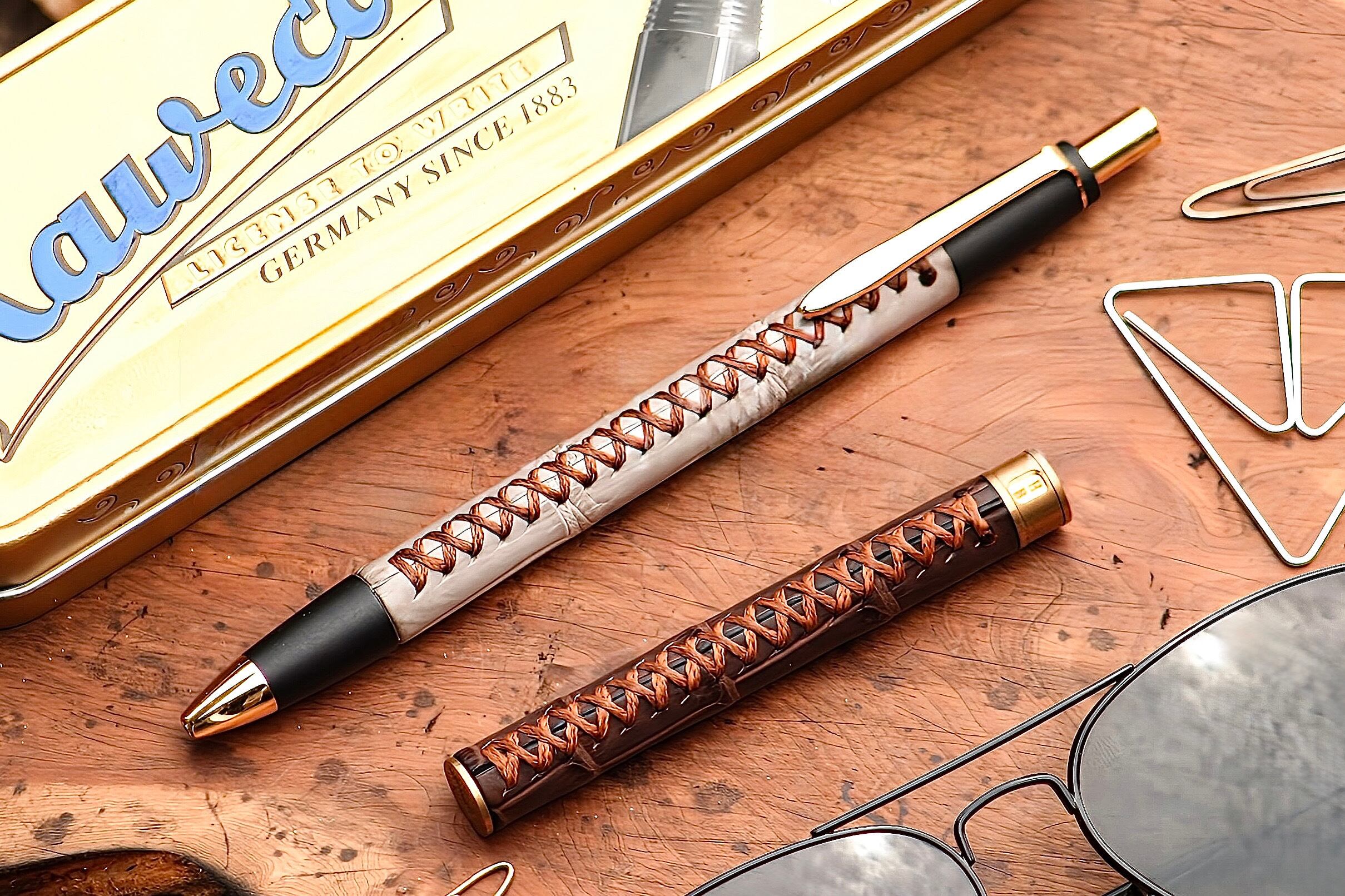 ☆不定期販売☆ 革軸ペン【クロコダイル ストーングレー】 | Schicksal