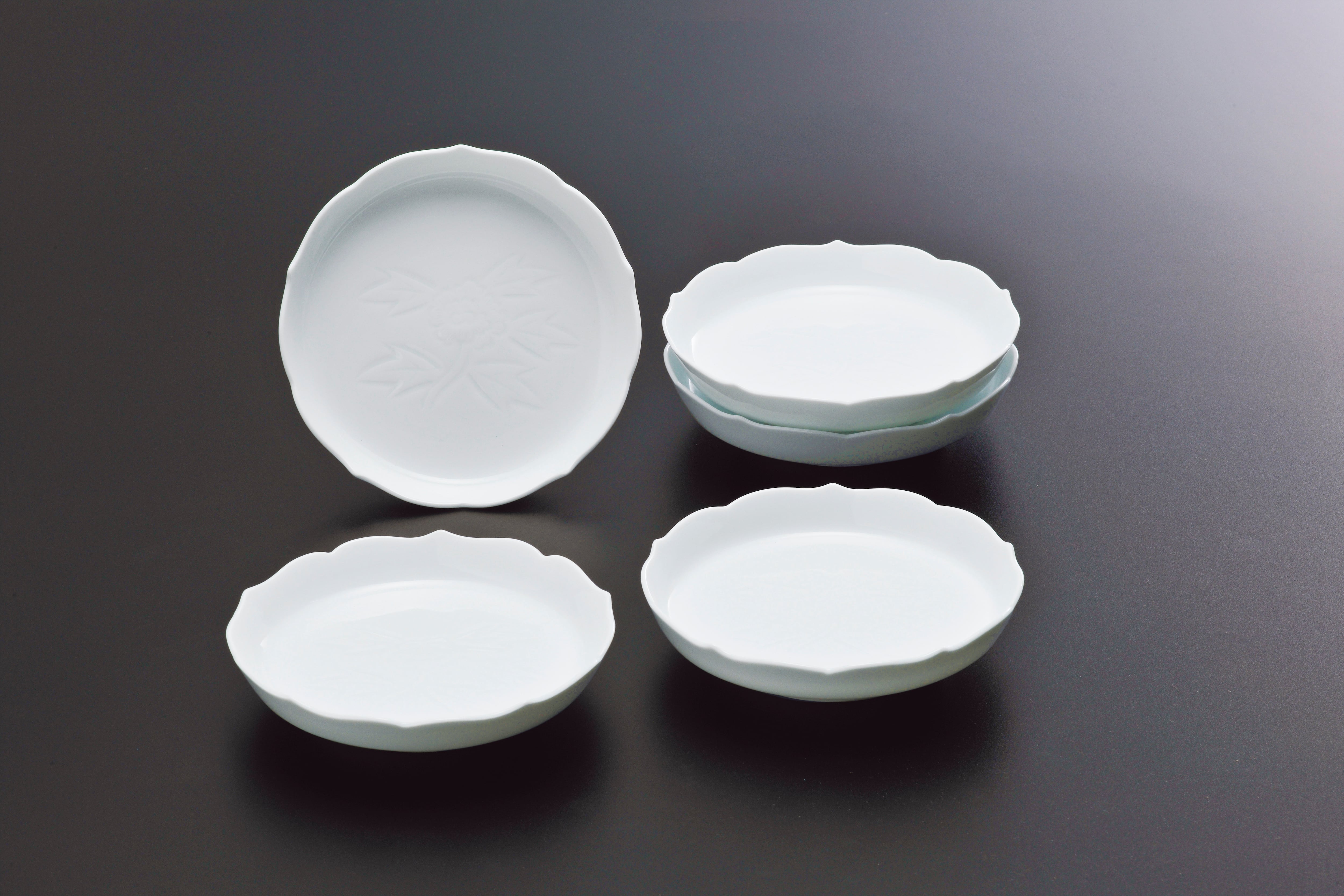 No.75【井上萬二窯作】青白磁牡丹彫文皿 | 井上萬二窯 INOUE MANJI KILN