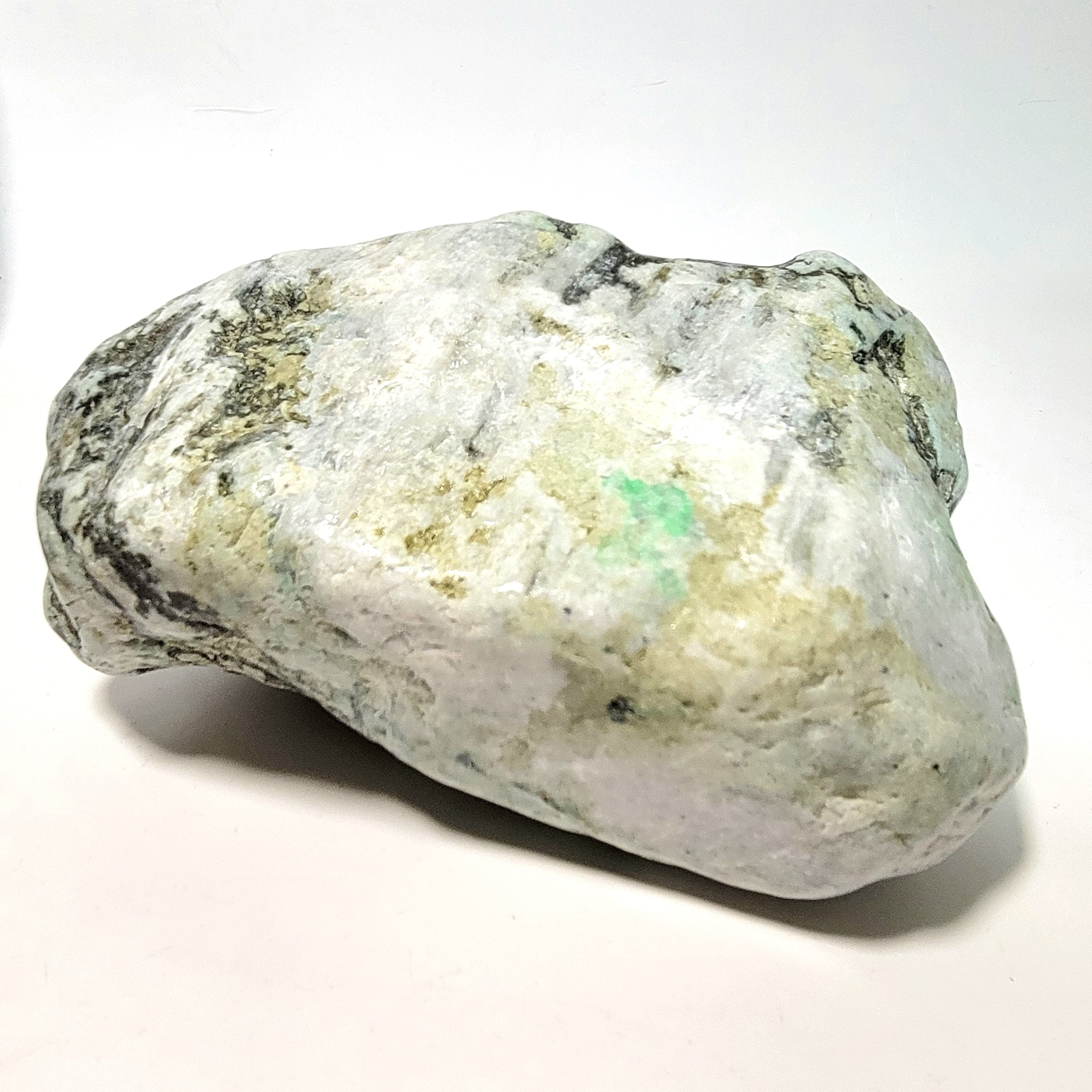 ☆翡翠原石☆糸魚川硬玉【姫川・転石ウブ1.7kg】 ☆翡翠原石☆糸魚川