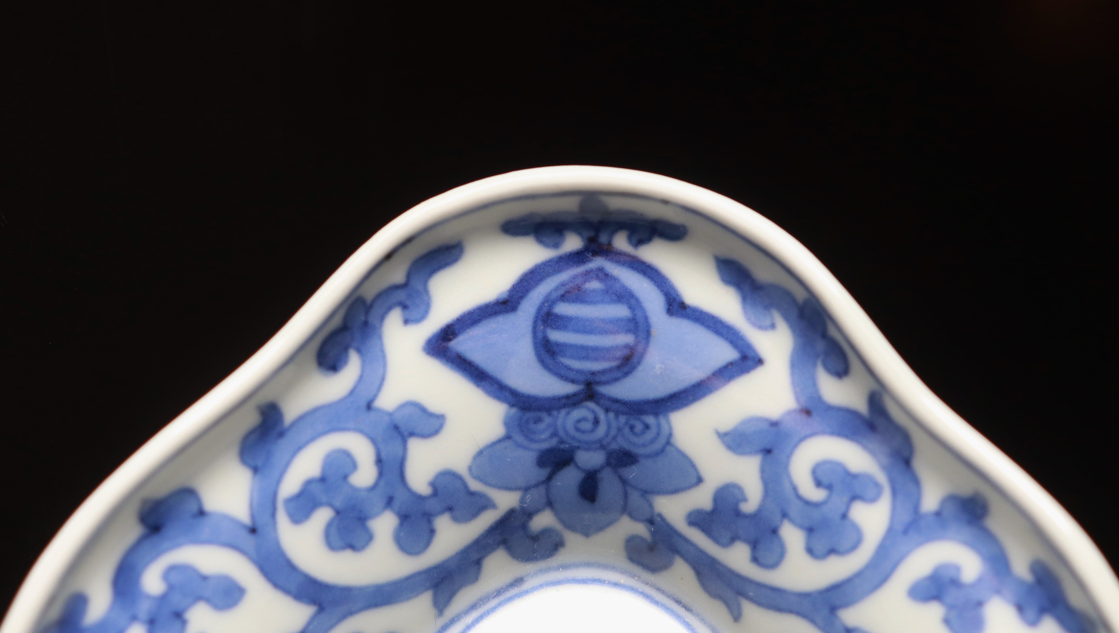 染付 古伊万里 花唐草 中皿 藍柿右衛門 五弁花 牡丹唐草 大明年製 2026