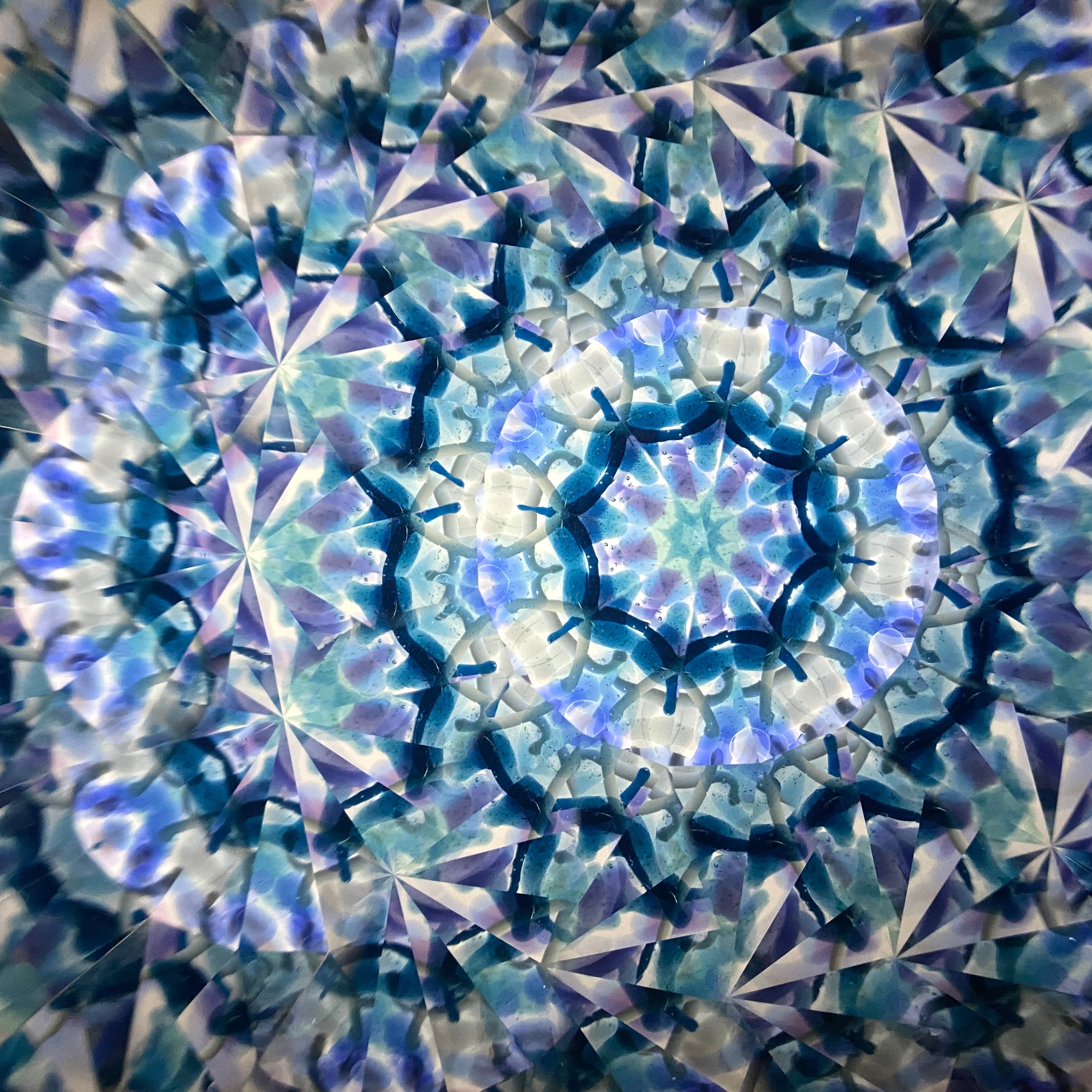 装飾的な紫と緑のガラスアート 万華鏡 綾ガラス 酒器 | 綾切子 猪口