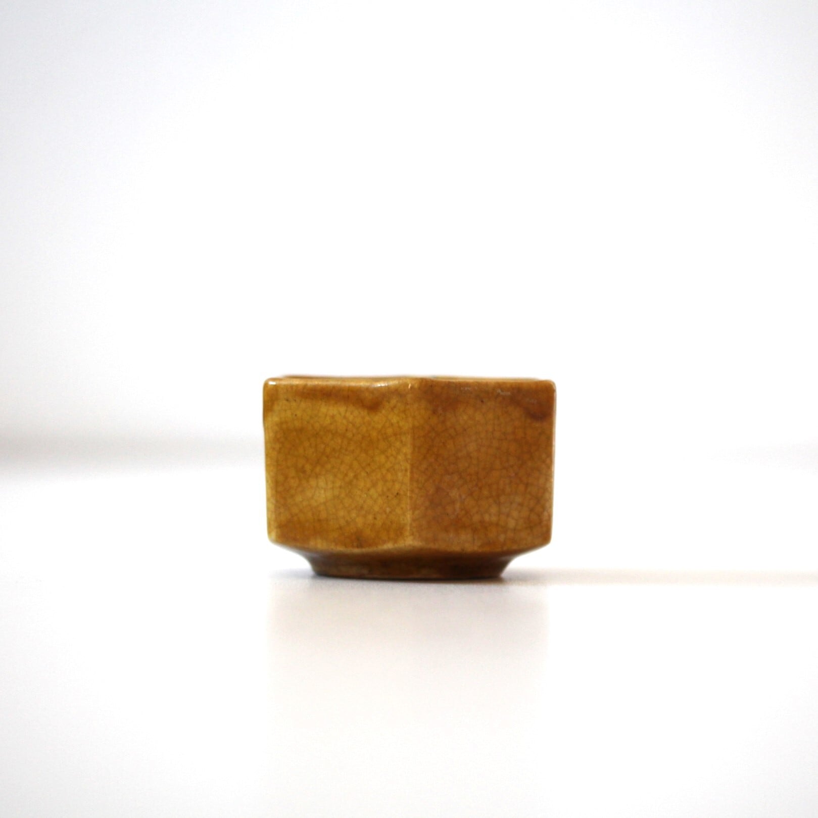 アンティーク イエローカラーの六角盃（九谷焼）d6.3cm Antique