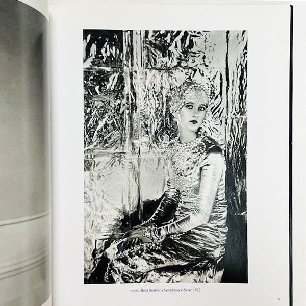 セシルビートン 顔写真入り絵画使用広告1946年