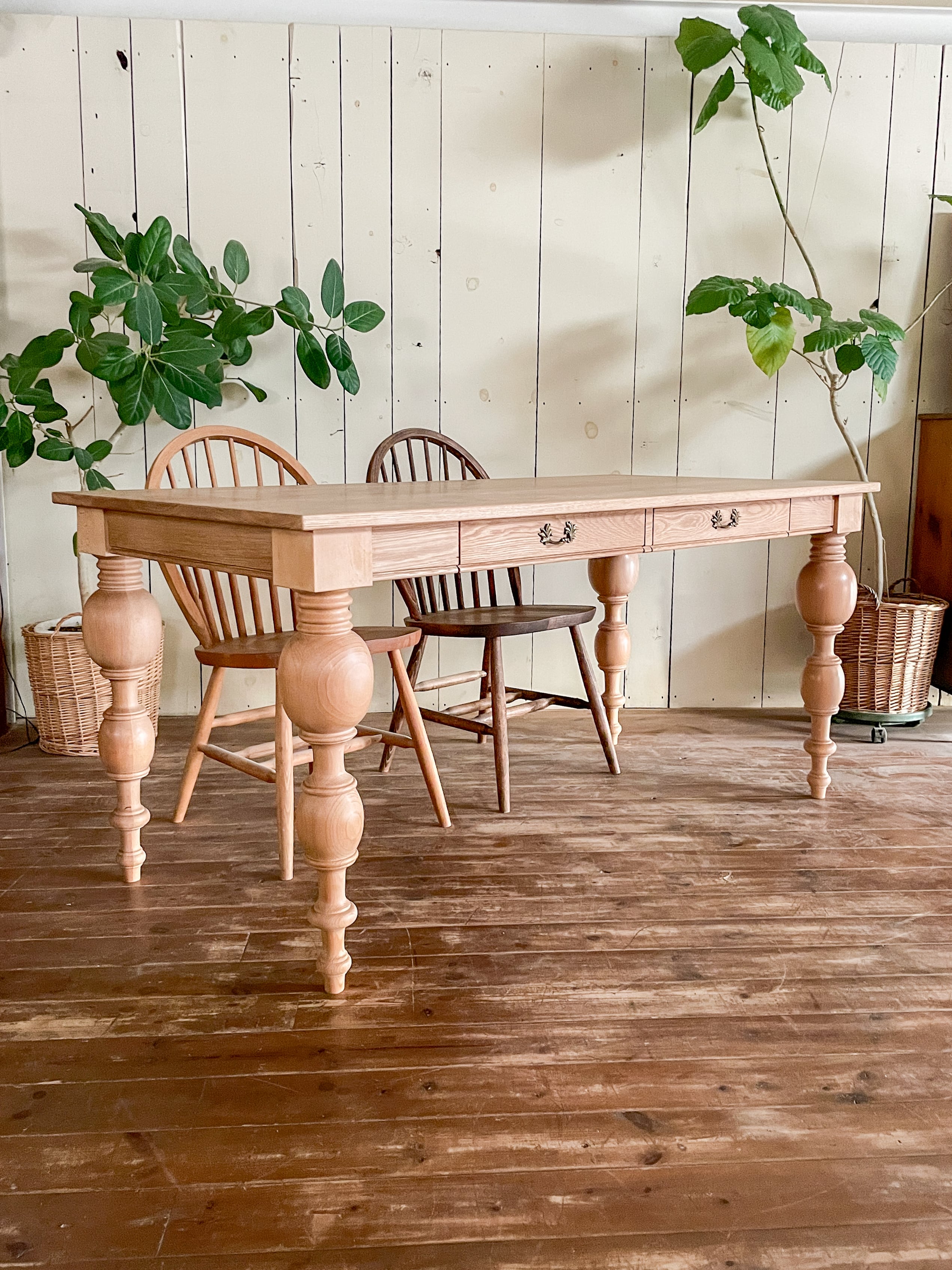 オーク材ターンドレッグダイニングテーブル “極太ろくろ脚