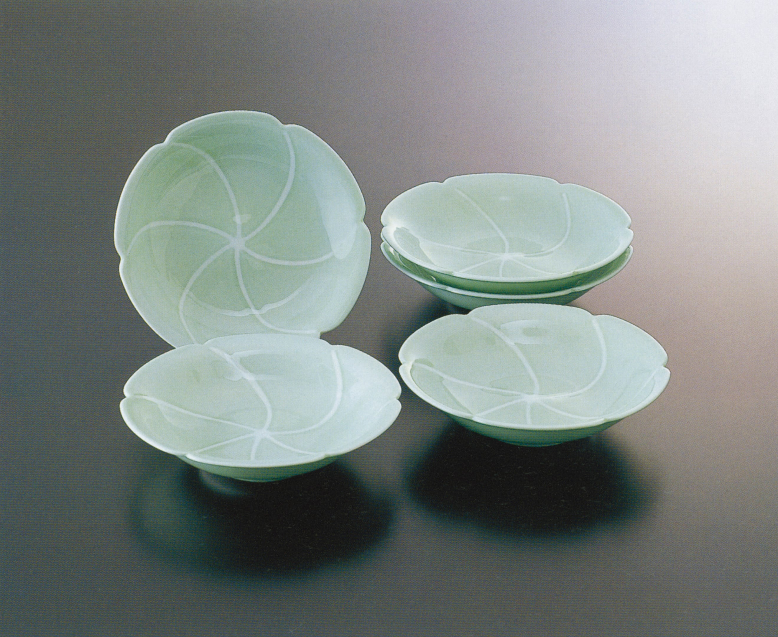 No.30【井上萬二窯作】青白磁線皿（中） | 井上萬二窯 INOUE MANJI KILN