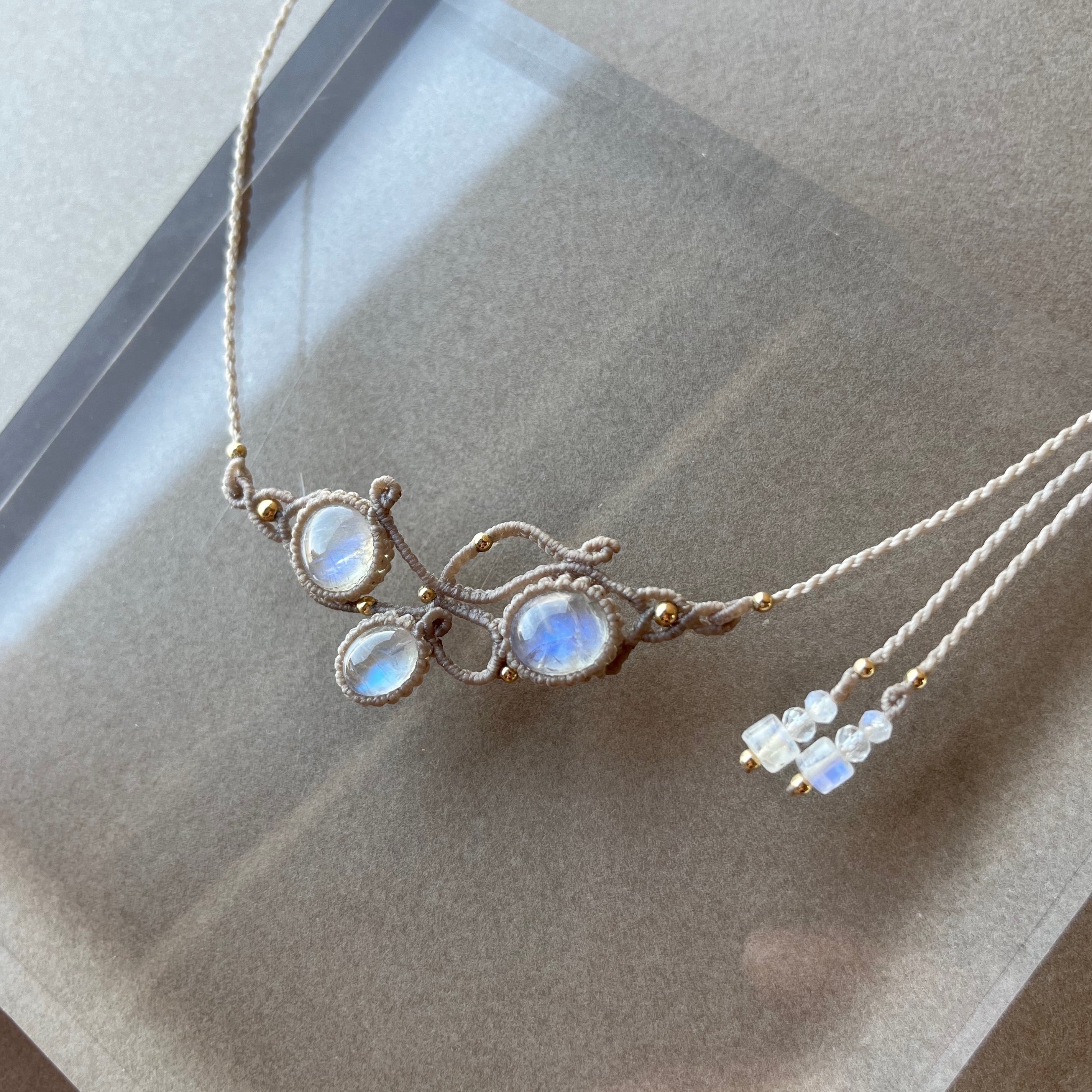 ムーンストーンのマクラメ編み 天然石ネックレス | SHANTi WALA