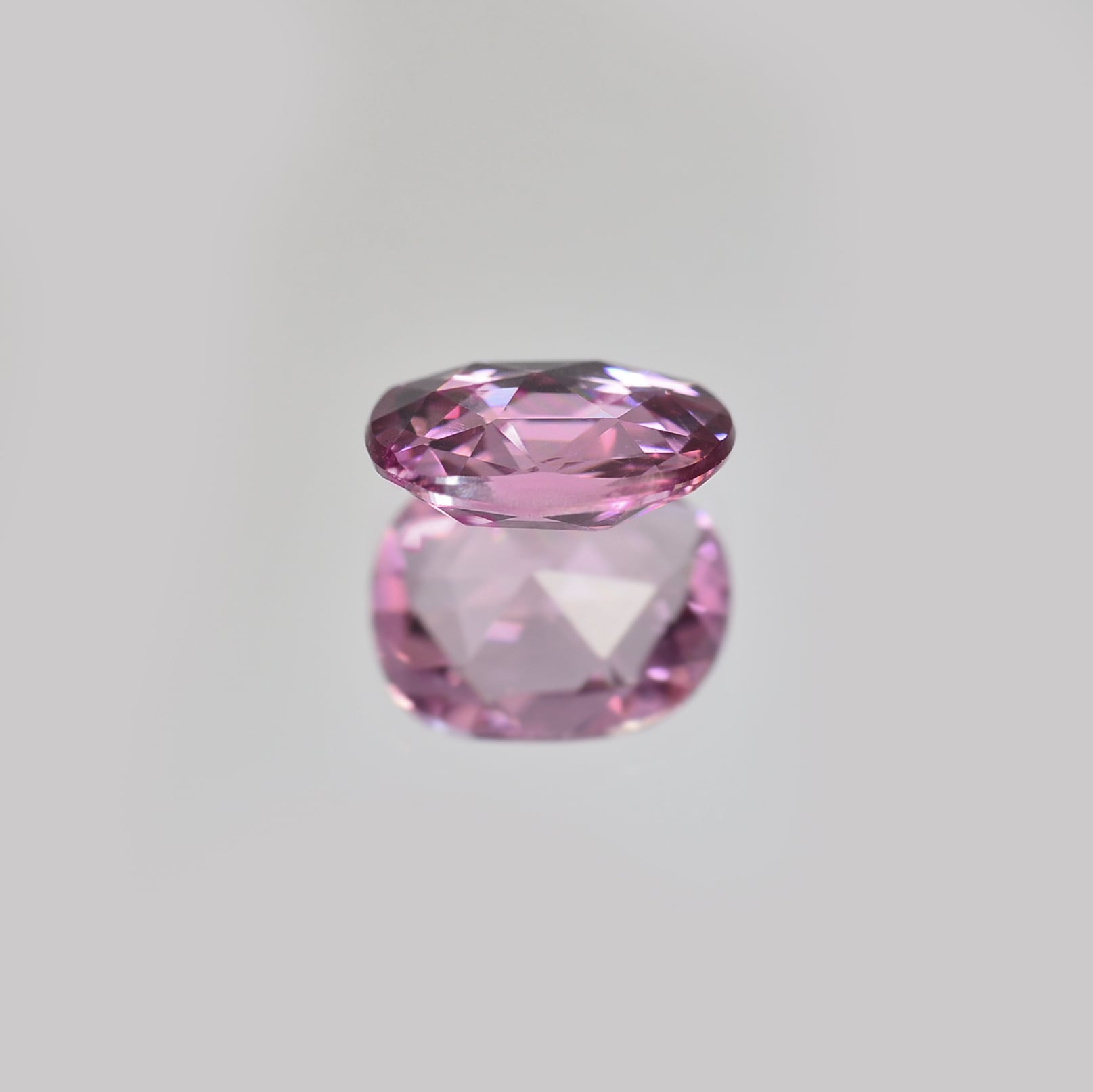 ファンシーペアカットオレンジピンクスピネル宝石。「GIL認定」