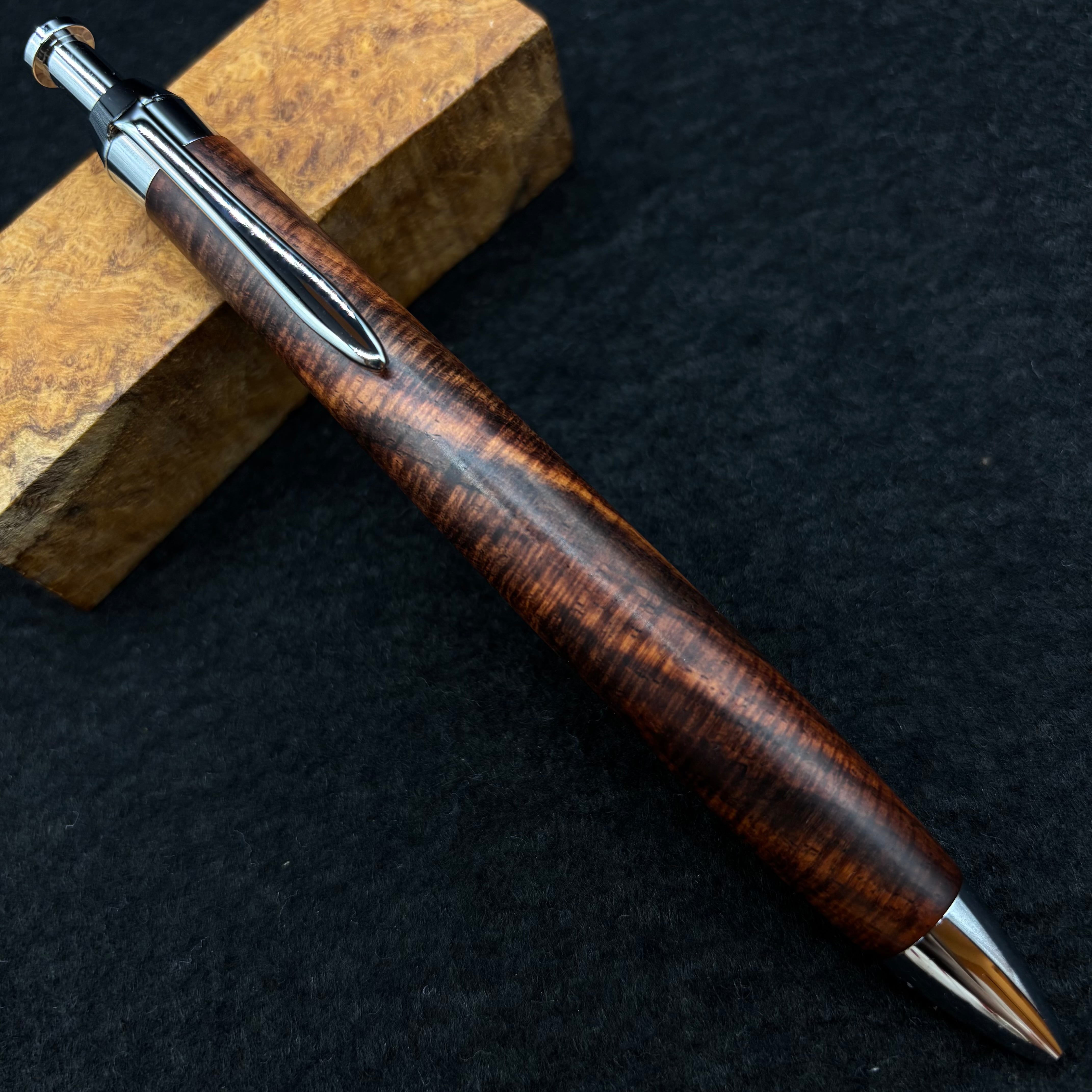 サイアミースローズウッド 極上マイクロカーリー】木軸ペン 三神