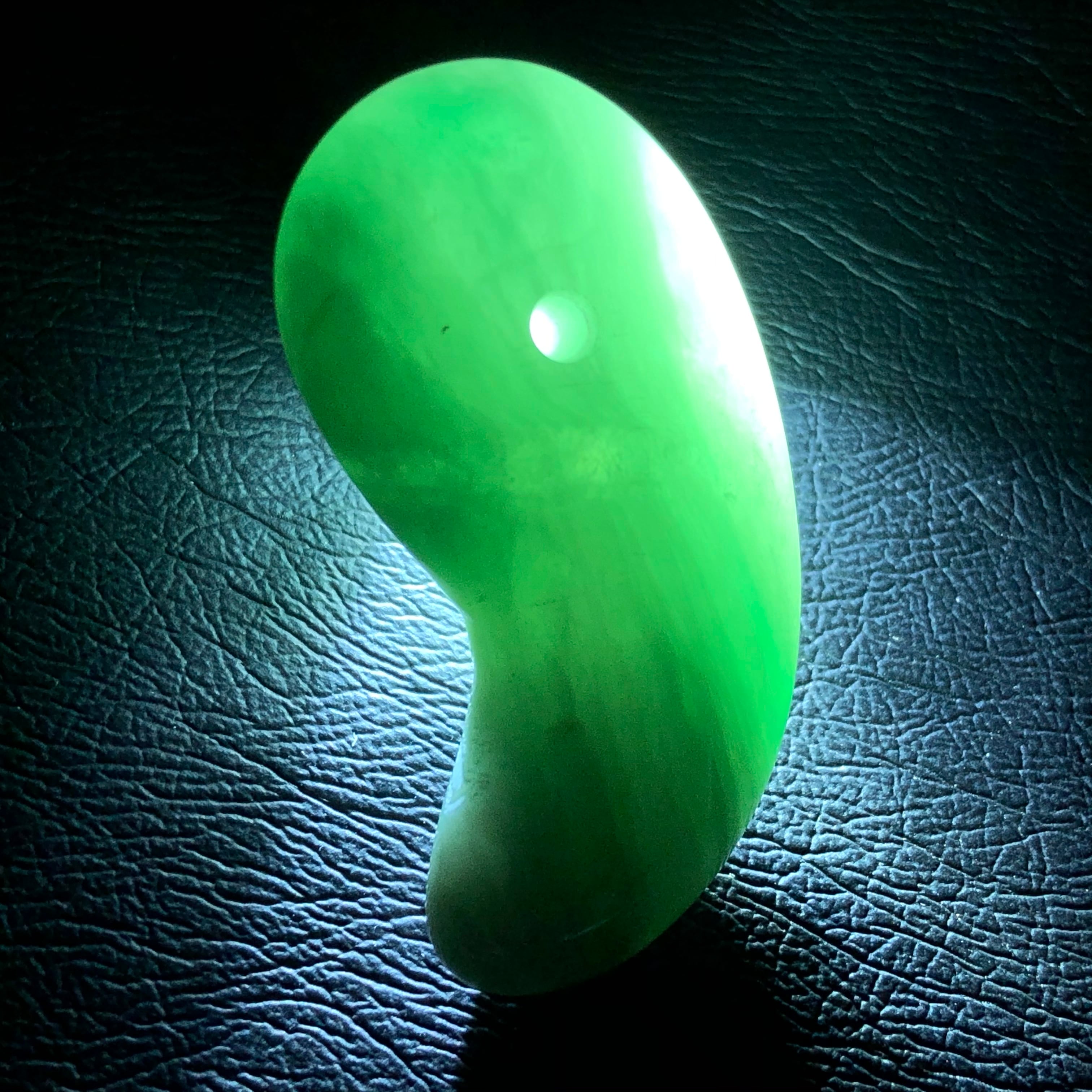 糸魚川 ヒスイ 翡翠 翡翠輝石 硬玉 ロウカン 透過良好 玉石 巨大標本