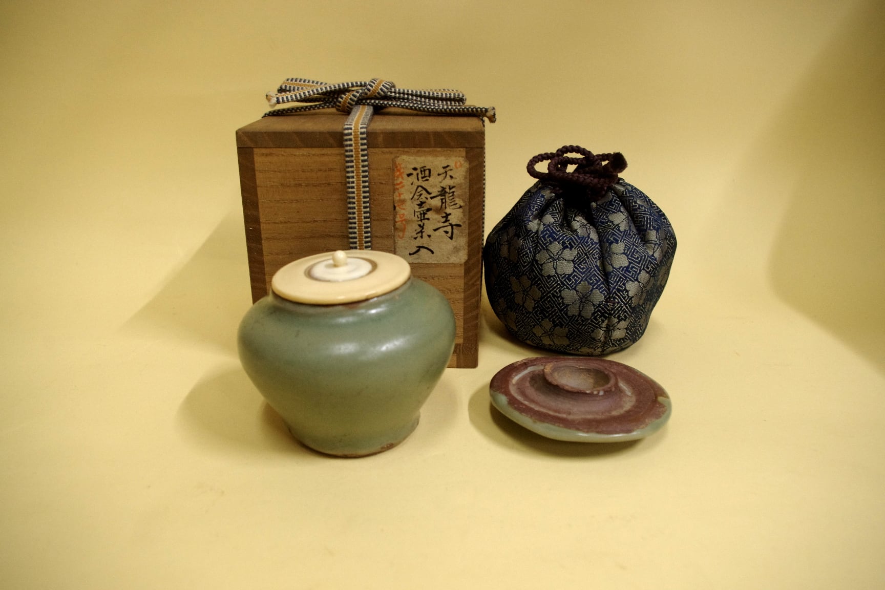 中国大清乾隆年製龍泉窯青磁水孟小壷NR6956E